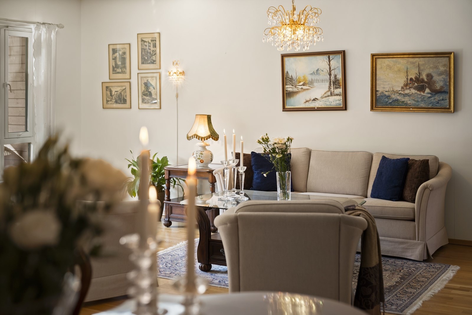 Romslig stue/spisestue med utgang til innglasset terrasse Galleribilde