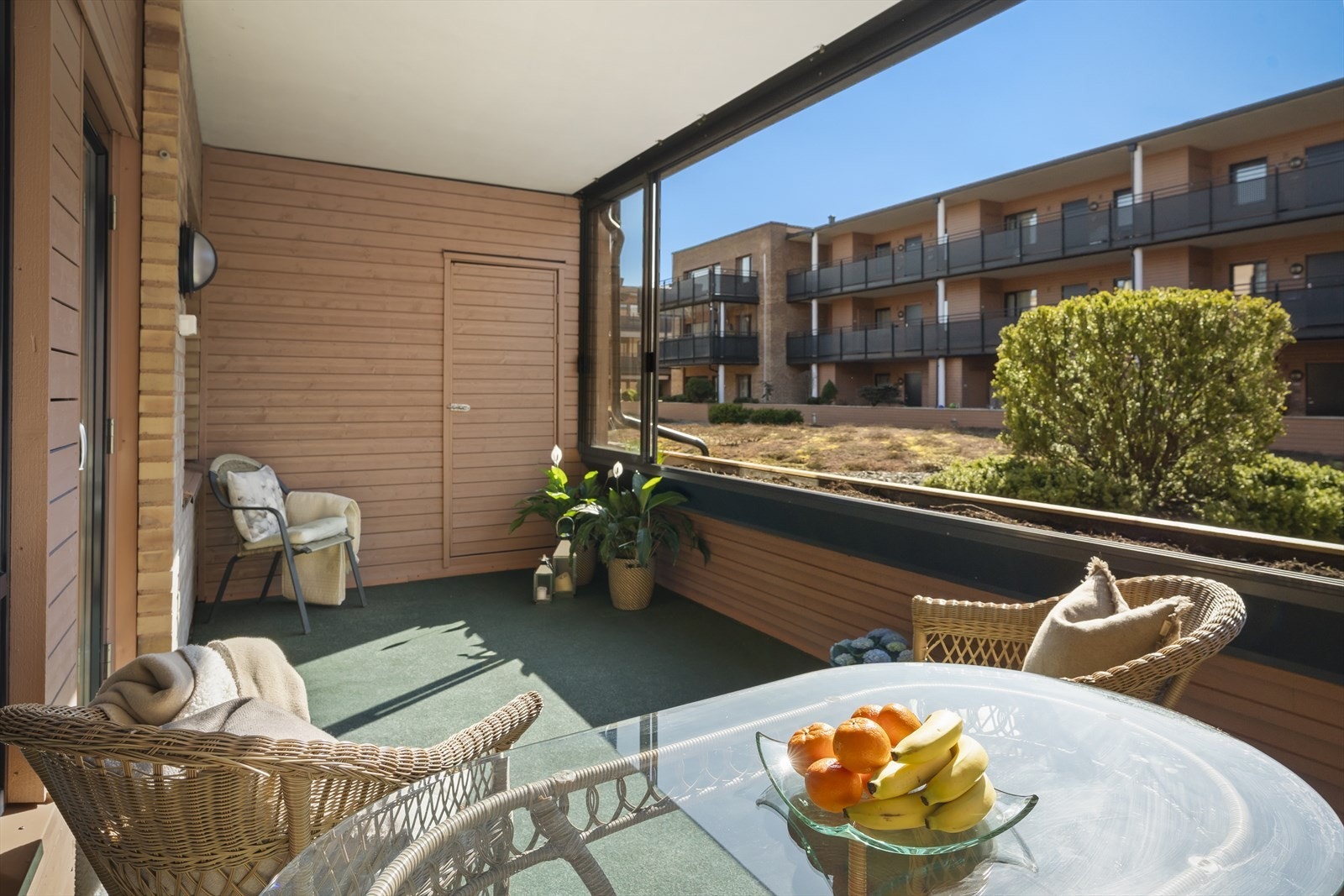 Innglasset terrasse mot stille atrium Galleribilde
