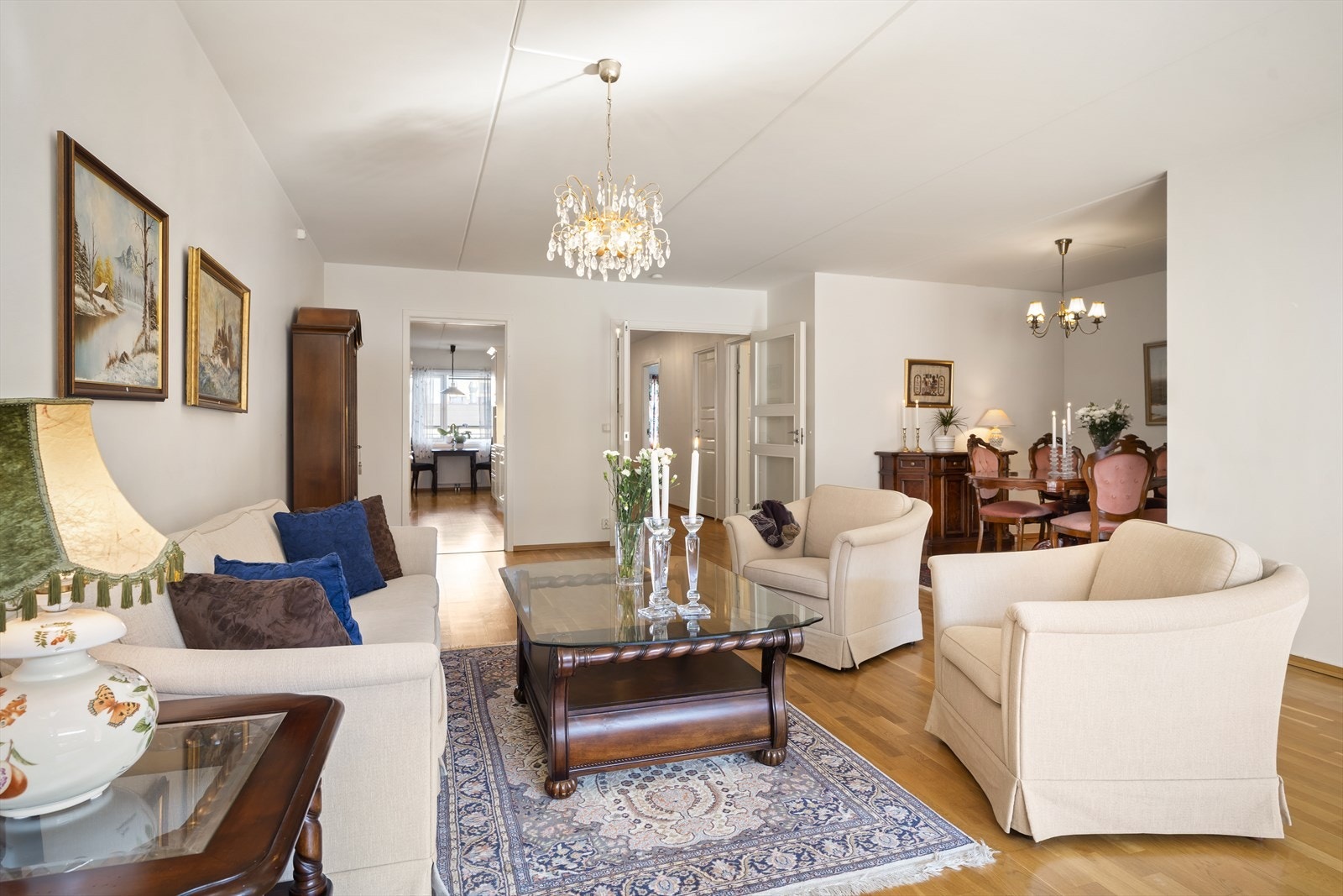 Romslig stue/spisestue med utgang til innglasset terrasse Galleribilde