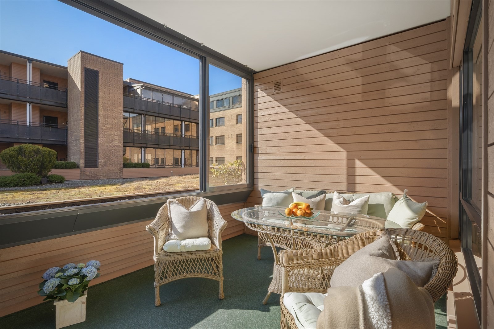 Innglasset terrasse mot stille atrium Galleribilde