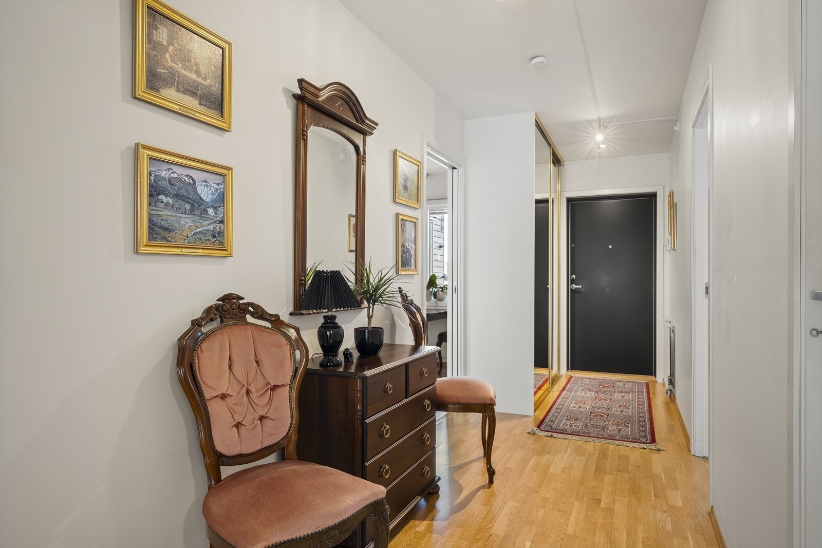 Entré med skyvedørsgarderobe Galleribilde