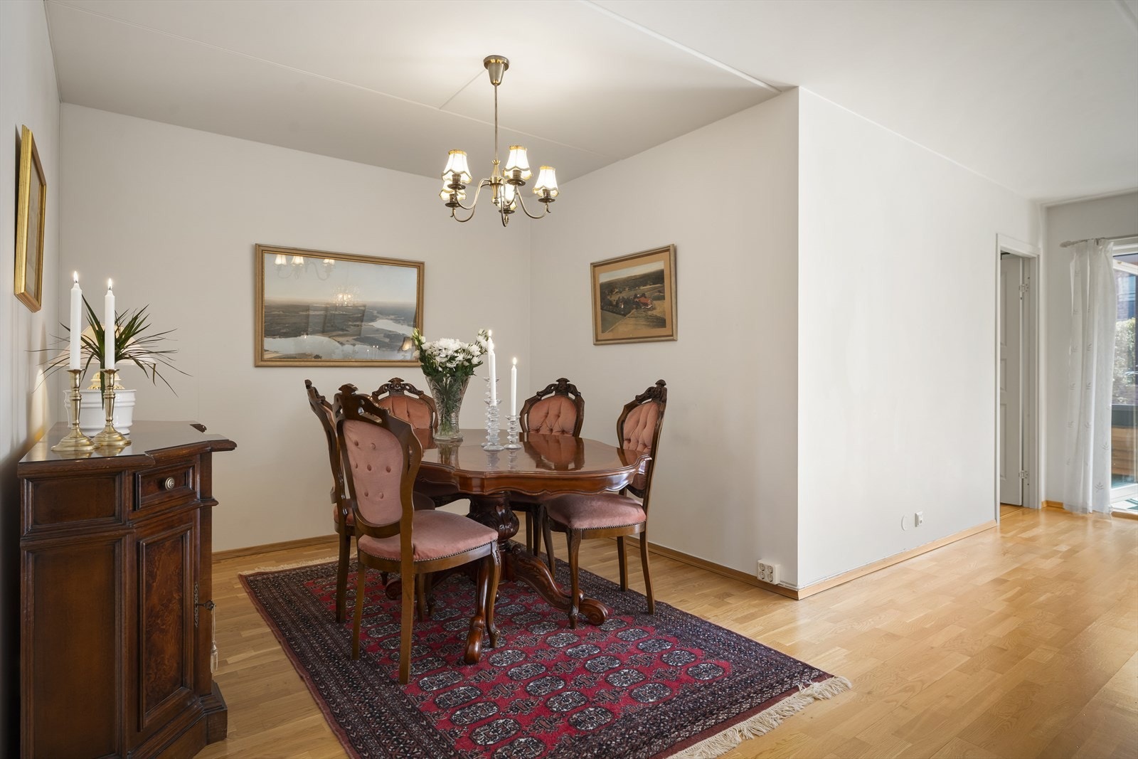 Romslig stue/spisestue med utgang til innglasset terrasse Galleribilde