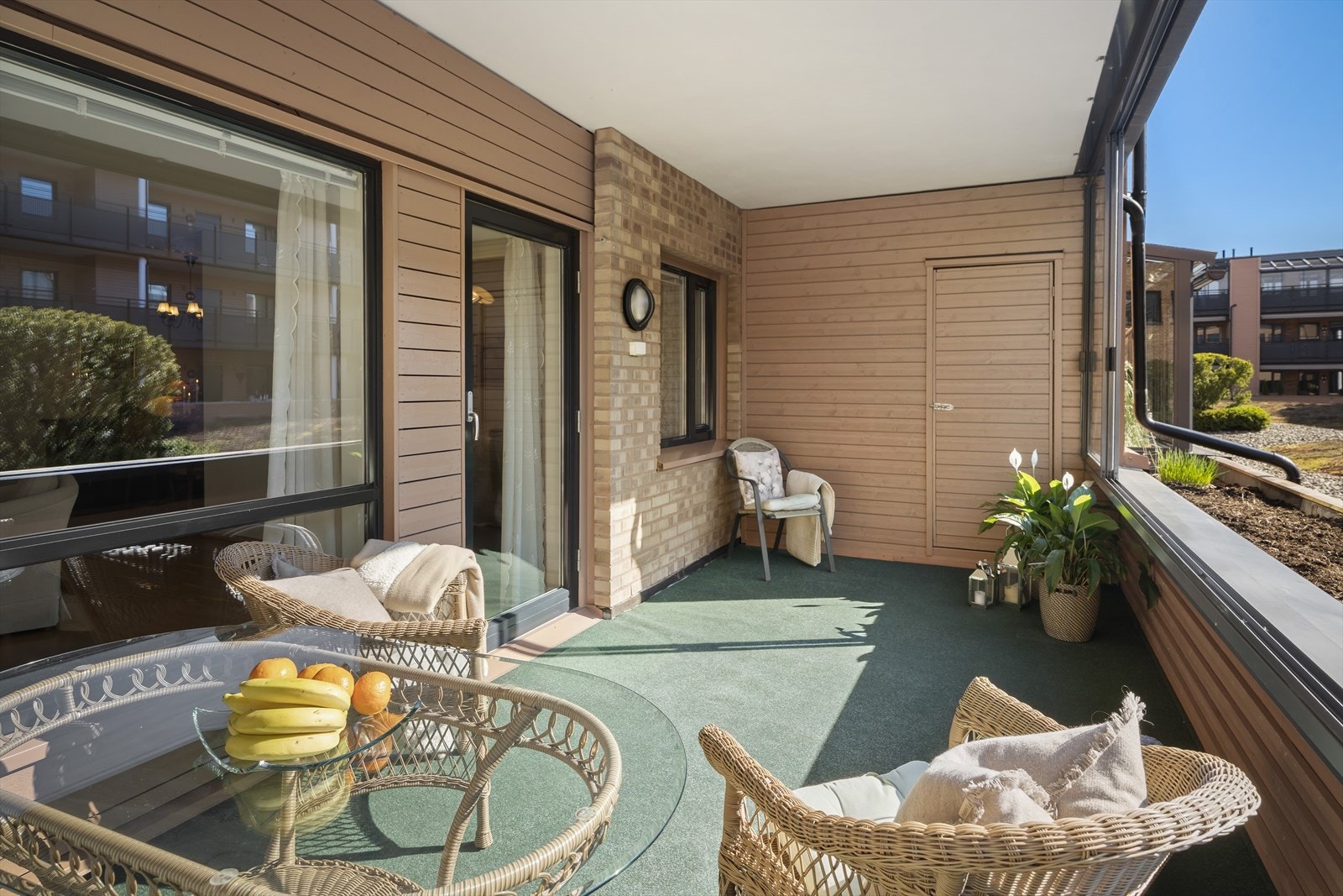 Innglasset terrasse mot stille atrium Galleribilde