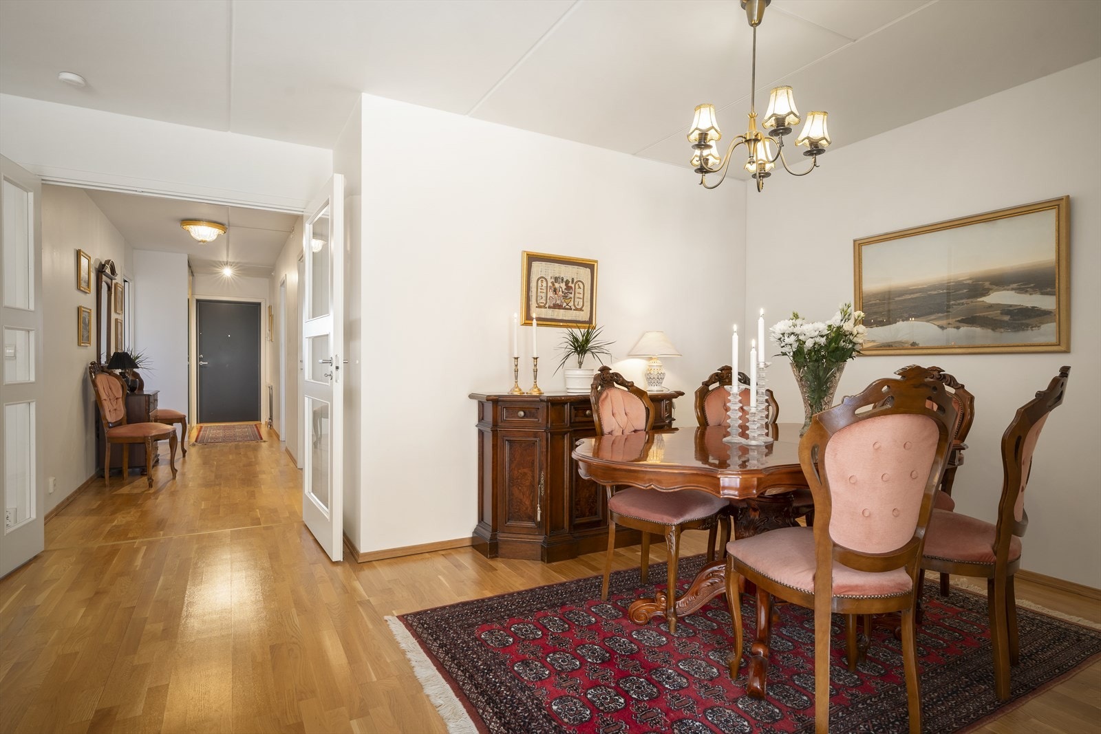 Romslig stue/spisestue med utgang til innglasset terrasse Galleribilde