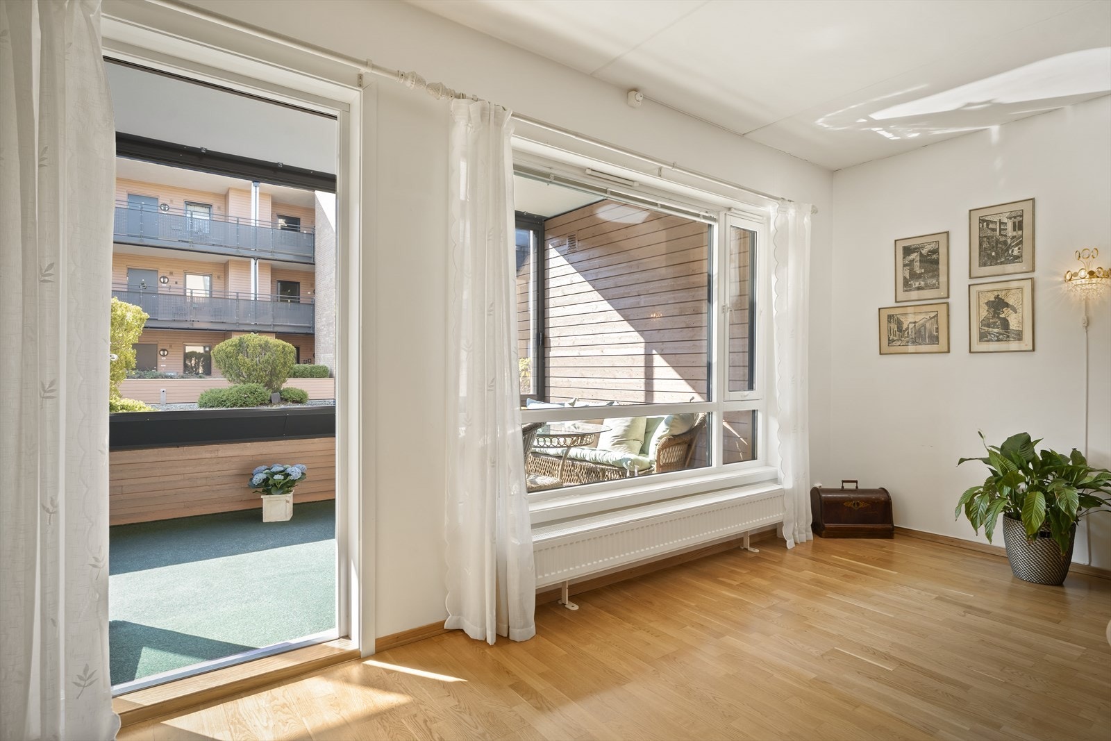 Romslig stue/spisestue med utgang til innglasset terrasse Galleribilde
