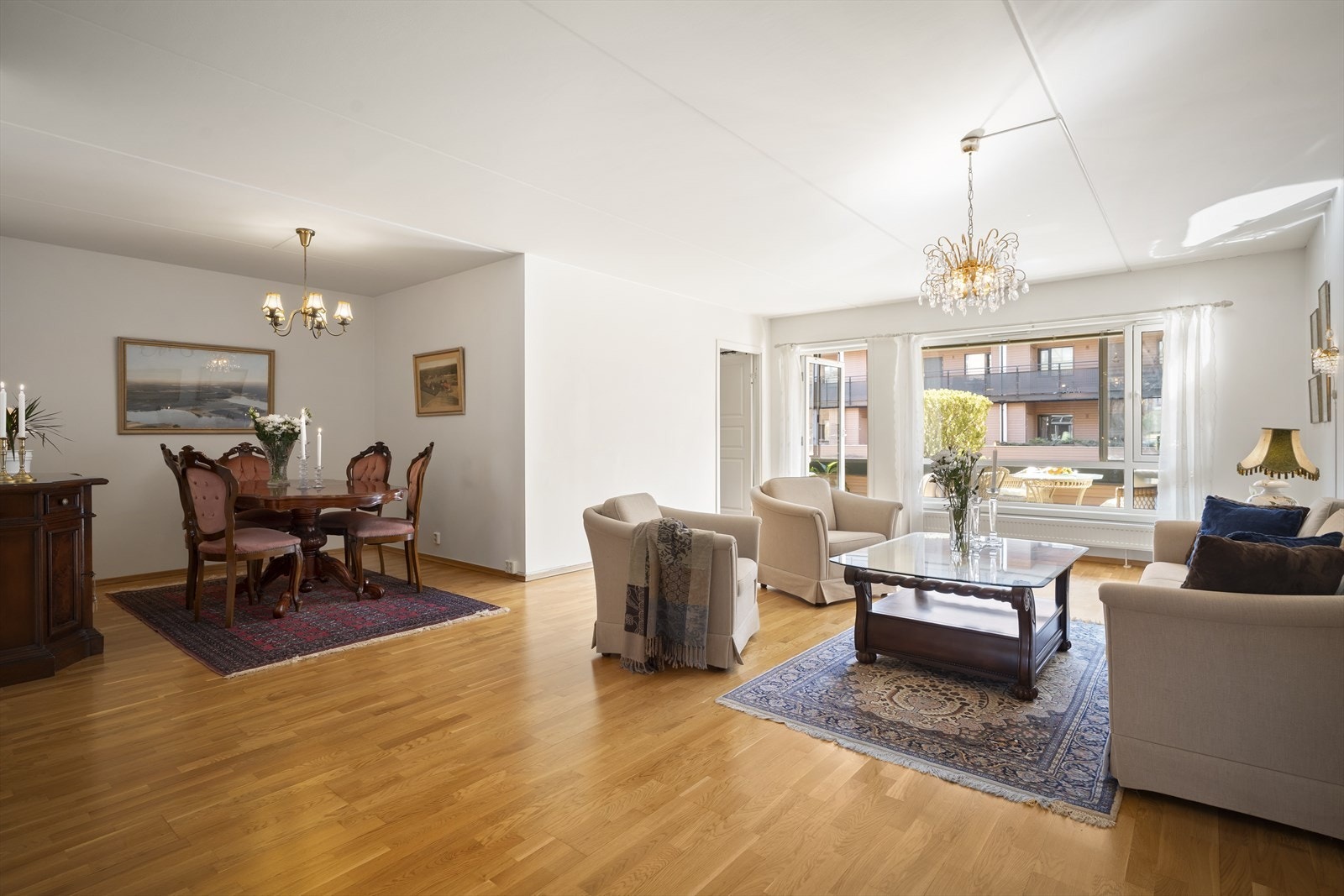 Romslig stue/spisestue med utgang til innglasset terrasse Galleribilde