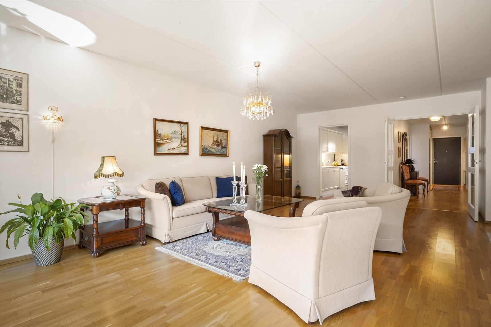 Romslig stue/spisestue med utgang til innglasset terrasse Galleribilde