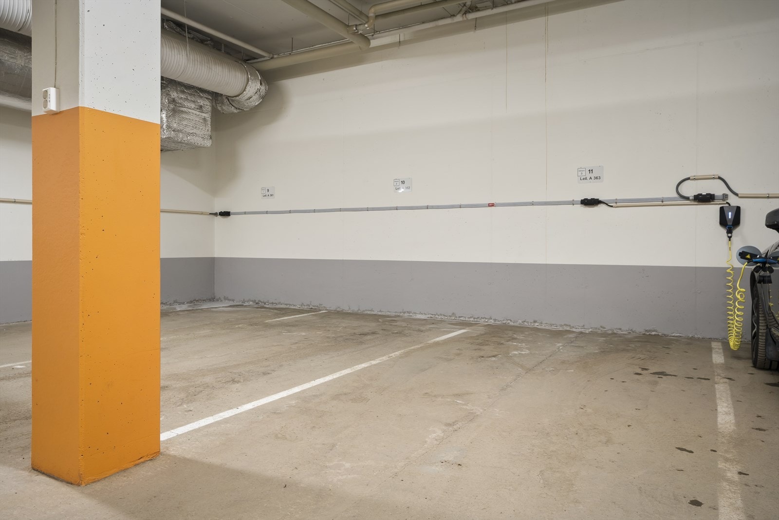 Leiligheten disponerer egen parkeringsplass i kjelleren Galleribilde