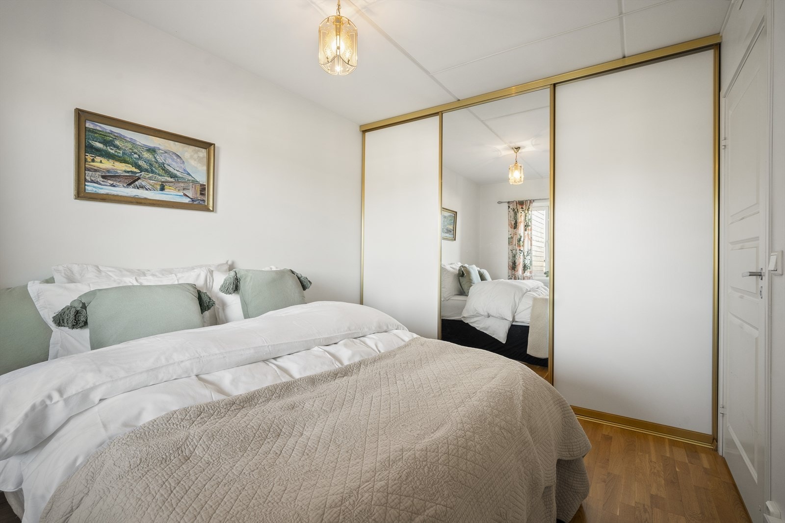 Hovedsoverom med skyvedørsgarderobe Galleribilde