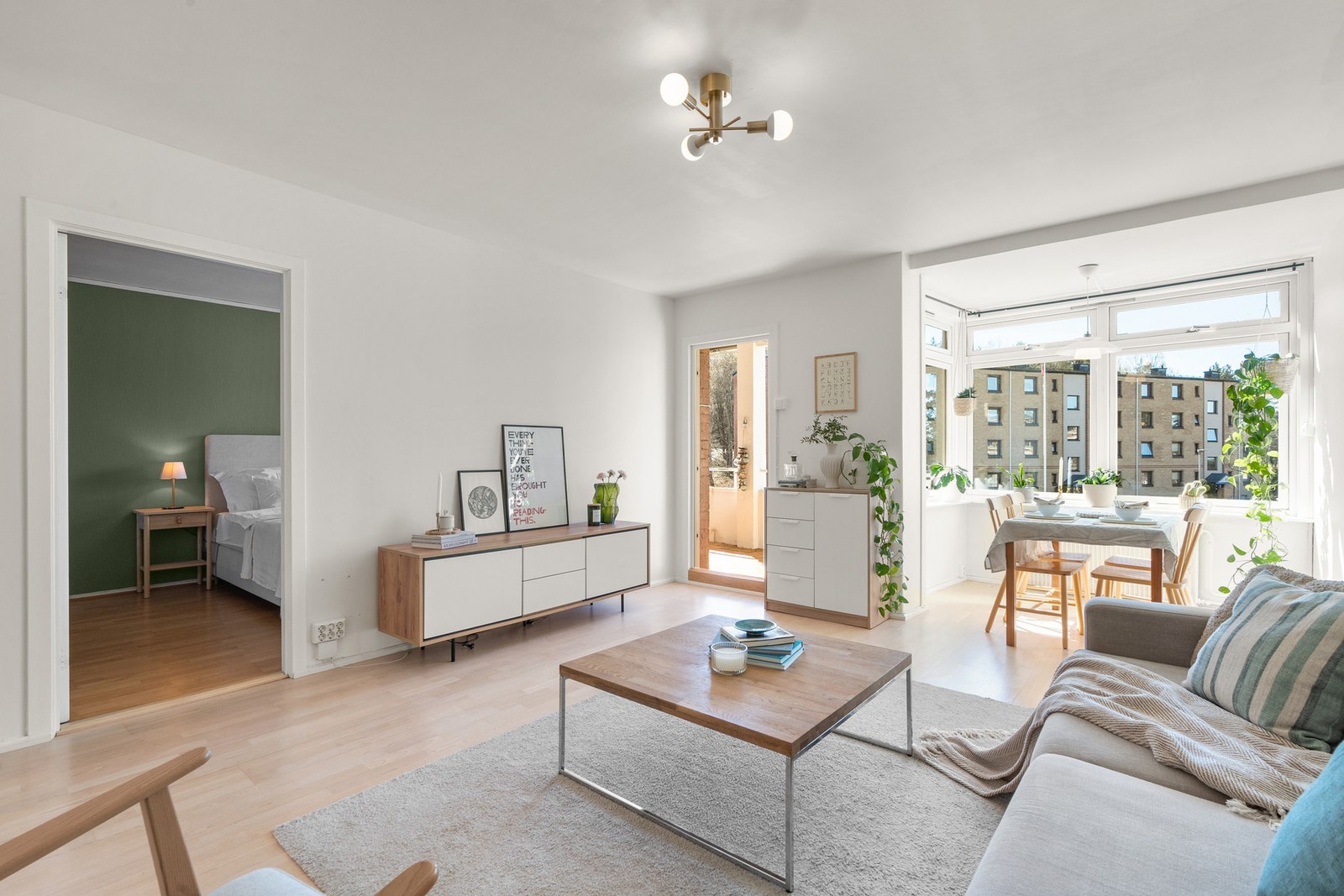 Stuen har en hel vindusrekke med store vindusflater og balkongdør som slipper inn rikelig med naturlig lys og skaper en luftig romfølelse. Galleribilde