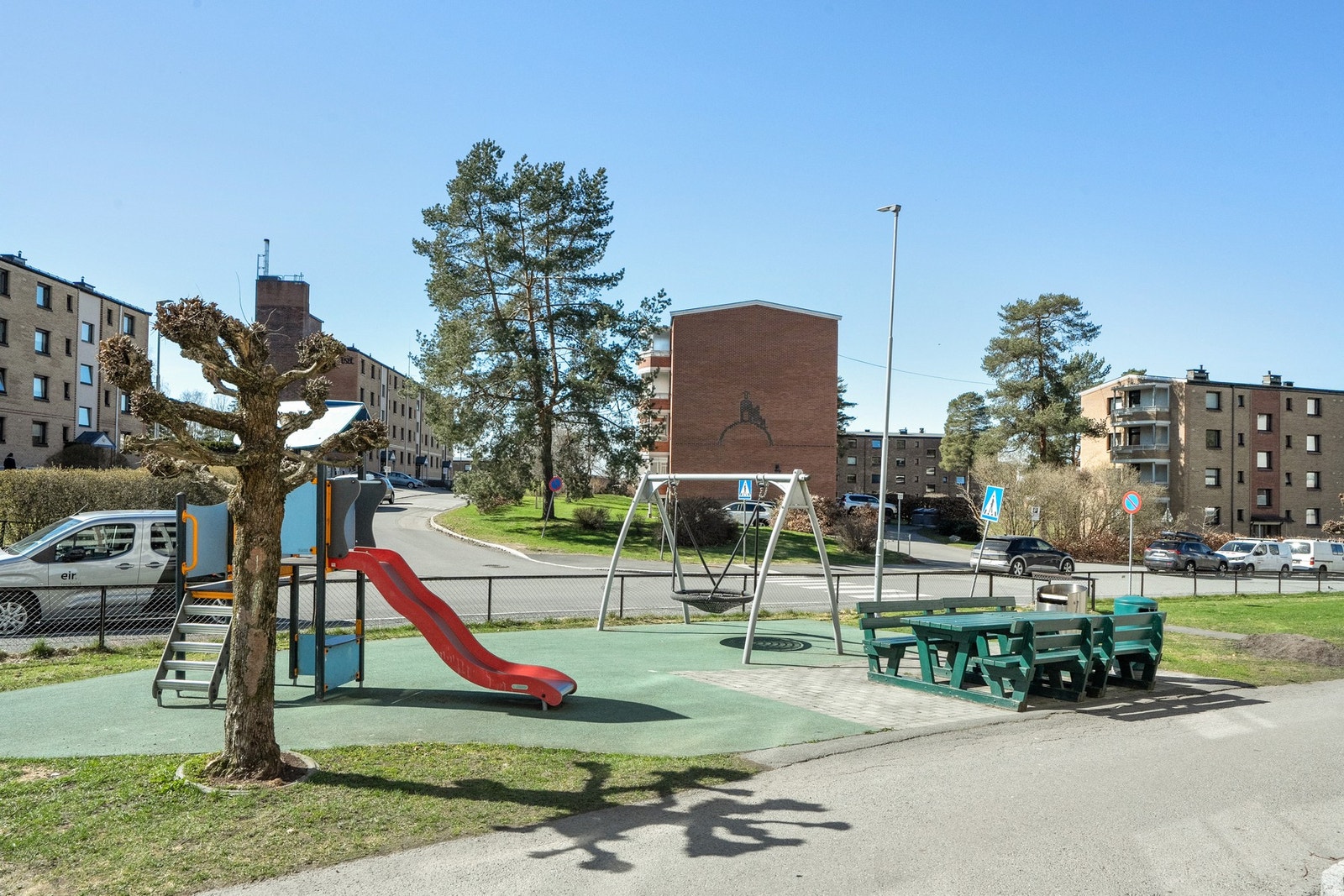 Til glede for de små er det lekeplass rett utenfor, samt sitteplasser og grill. Galleribilde