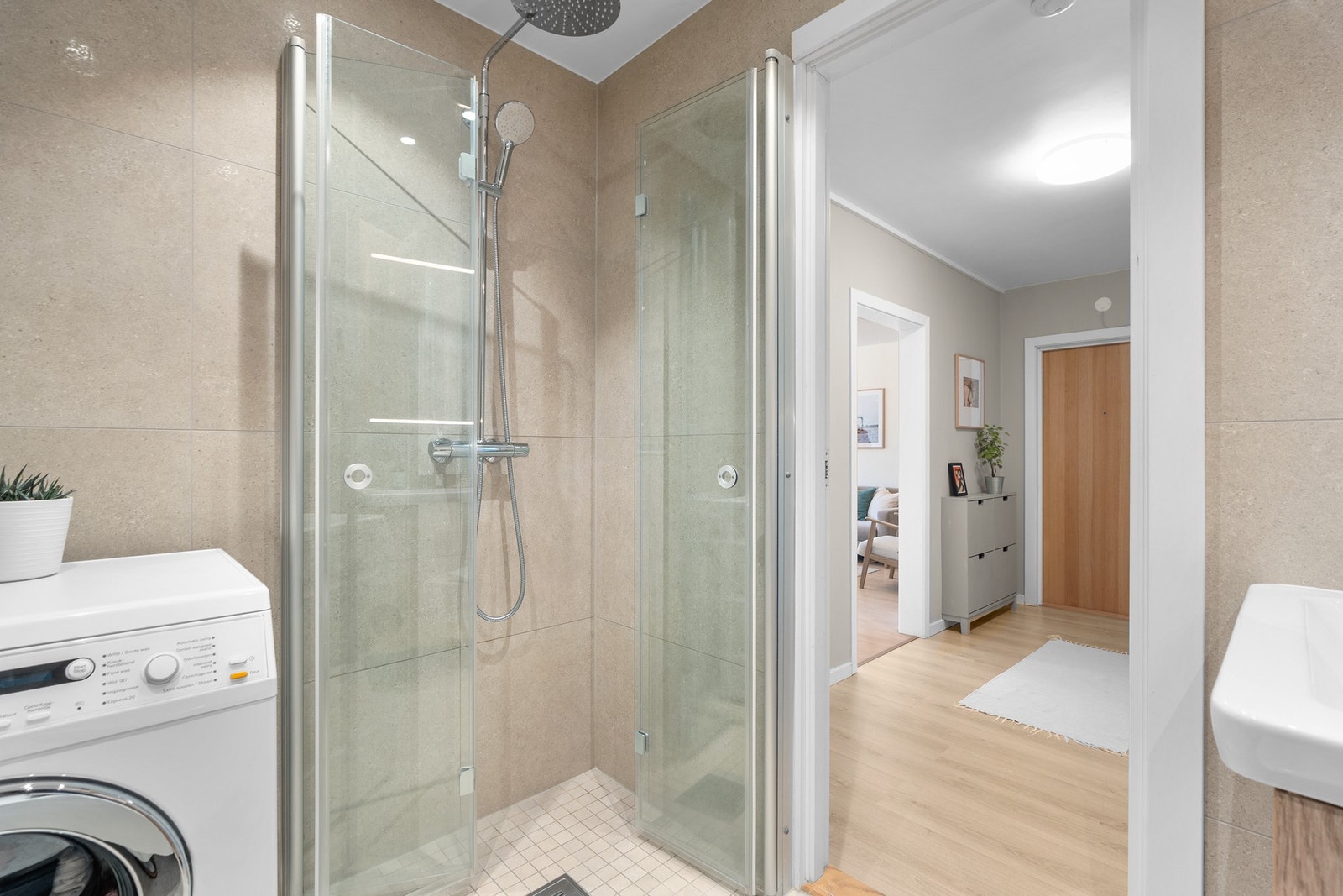 Badet har ellers termostatstyrte varmekabler i gulv, samt opplegg for vaskemaskin og tørketrommel. Galleribilde