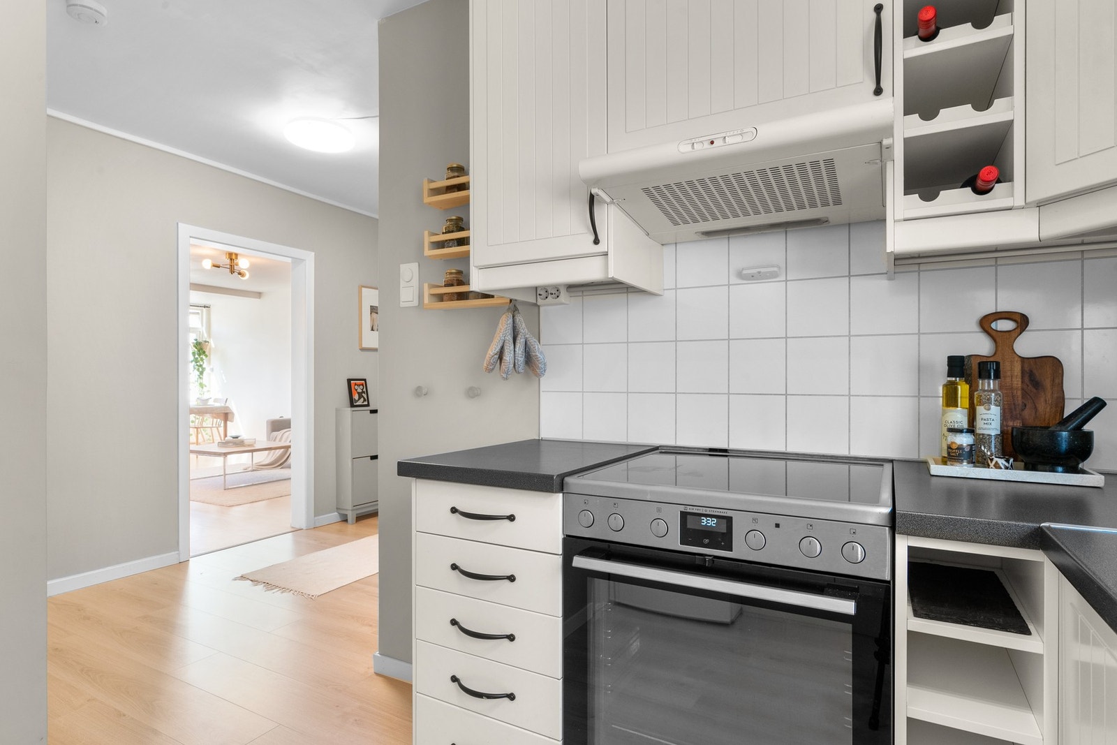 Kjøkkenet er jevnlig oppgradert, og i løpet av de senere årene er det blant annet malt overflater, lagt nytt gulv med lister, installert nytt blandebatteri, samt gjort elektriske oppgraderinger som flytting av uttak og ny komfyrvakt. Galleribilde