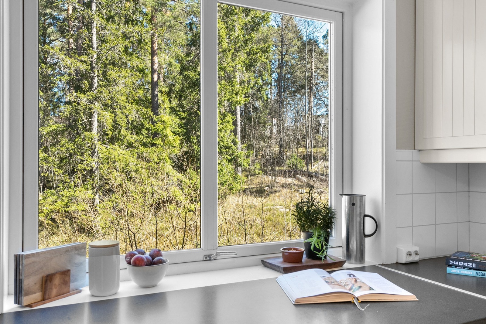 Kjøkkenet har morgensol, med vindusflater mot idylliske omgivelser. Galleribilde