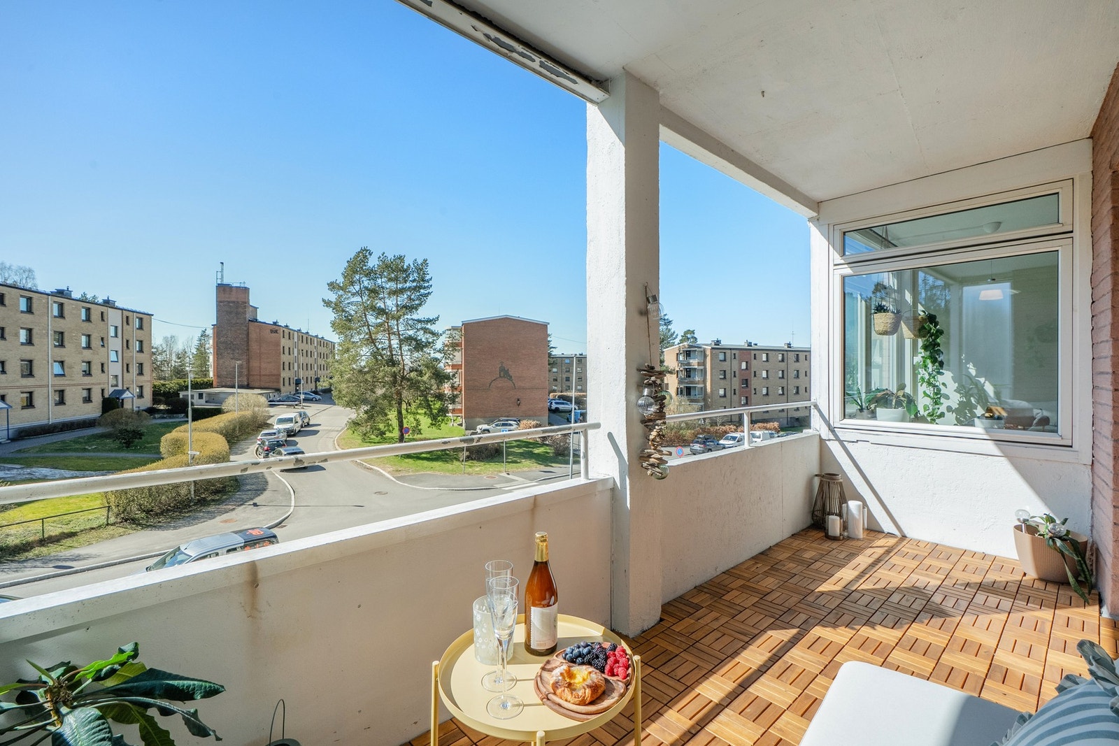 Balkongen er på ca. 8 kvm, og ligger vendt mot grønt og trivelig fellesområde. Galleribilde