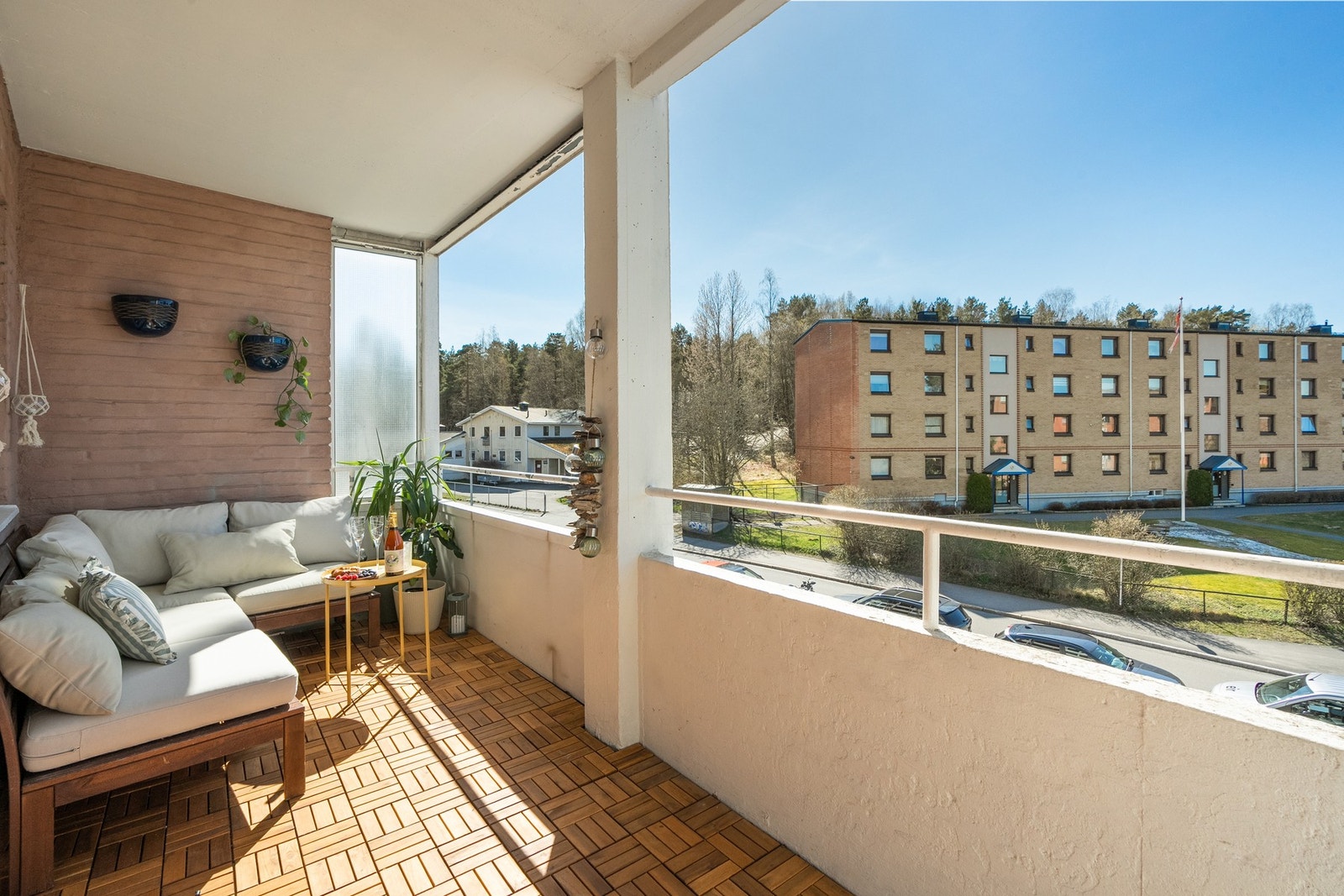 Bølerlia 20 er en lys og oppgradert 3-roms i 2. etasje med gjennomgående god standard. Galleribilde
