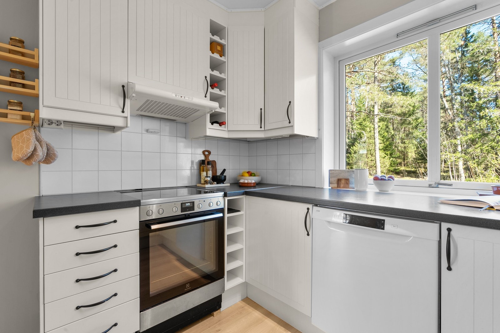 Kjøkkeninnredning fra 2010, opplyst av eier. Innredningen har profilerte fronter og laminat benkeplate med nedfelt kum i rustfritt stål. Galleribilde