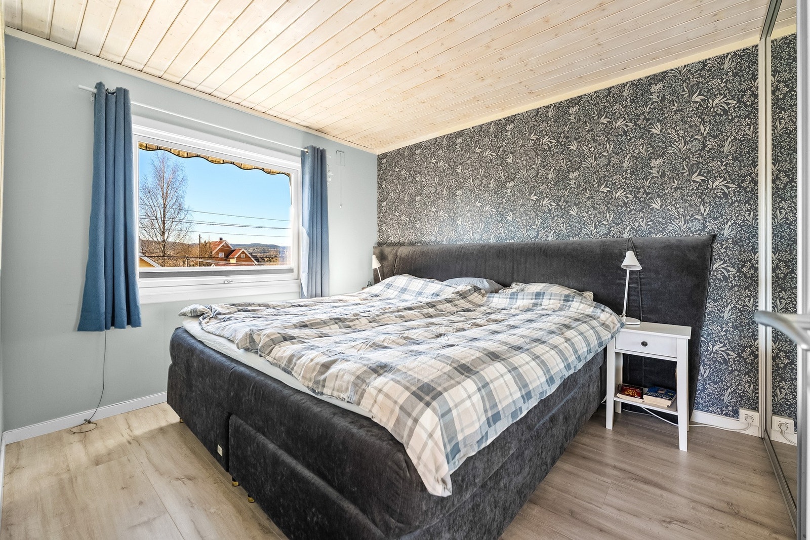 Leiligheten har totalt 2 gode soverom + ett innredet rom (benyttes av dagens eier som soverom). Galleribilde