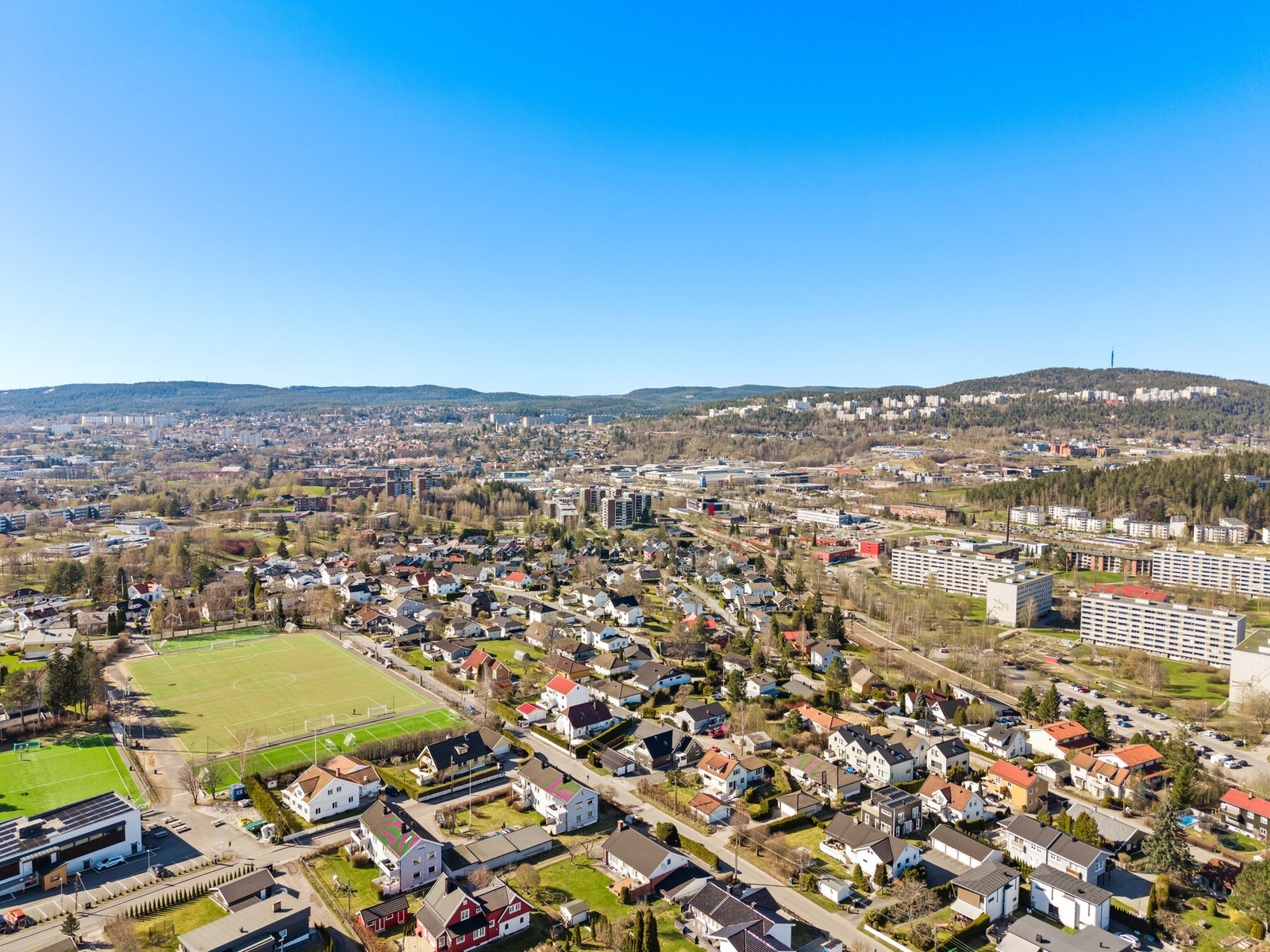 Boligen ligger rolig og attraktivt til i et barnevennlig område på Høybråten. Galleribilde