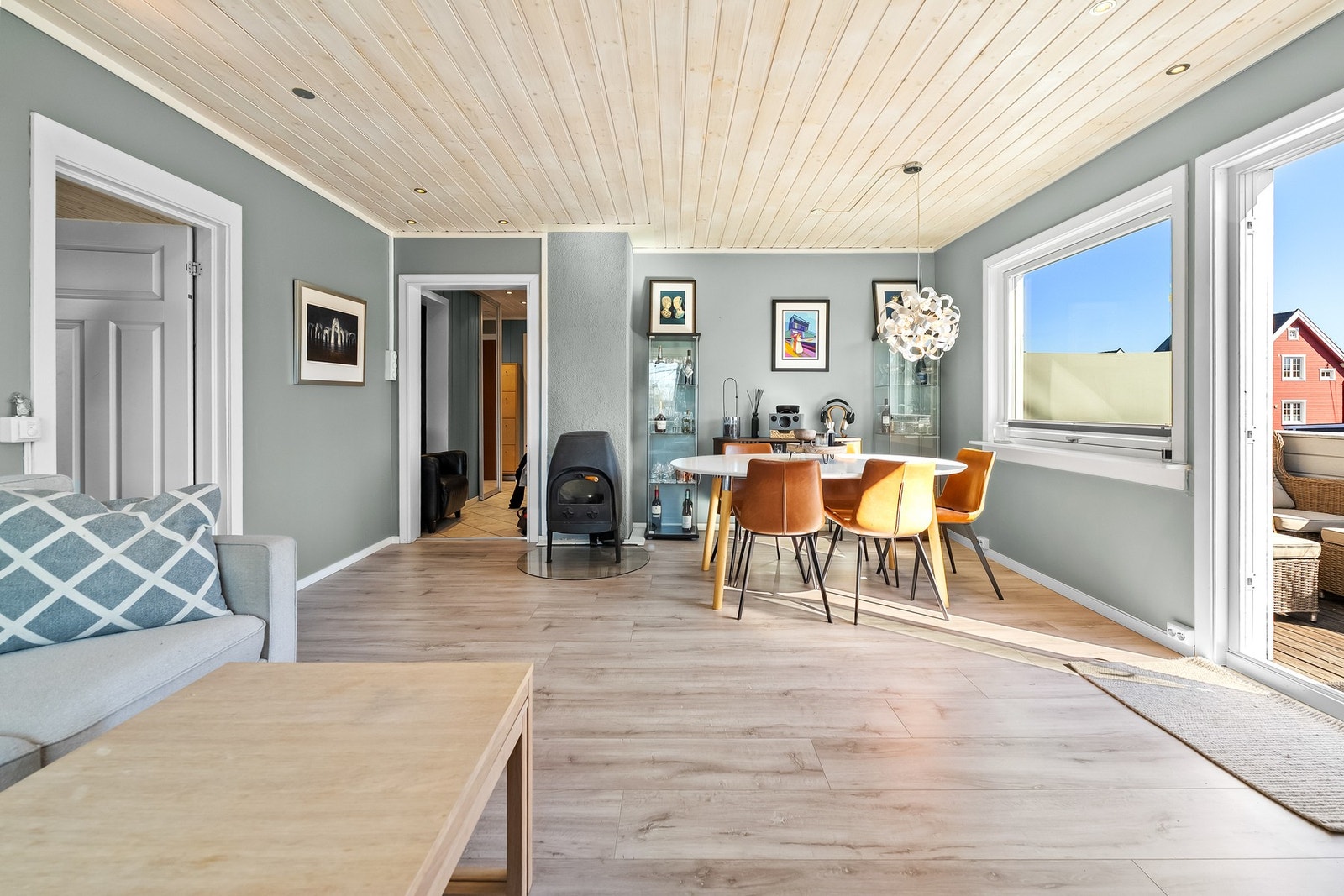 Det er lagt varmefolie i gulv i stuen, samt varmekabler i kjøkken og entrè. Galleribilde