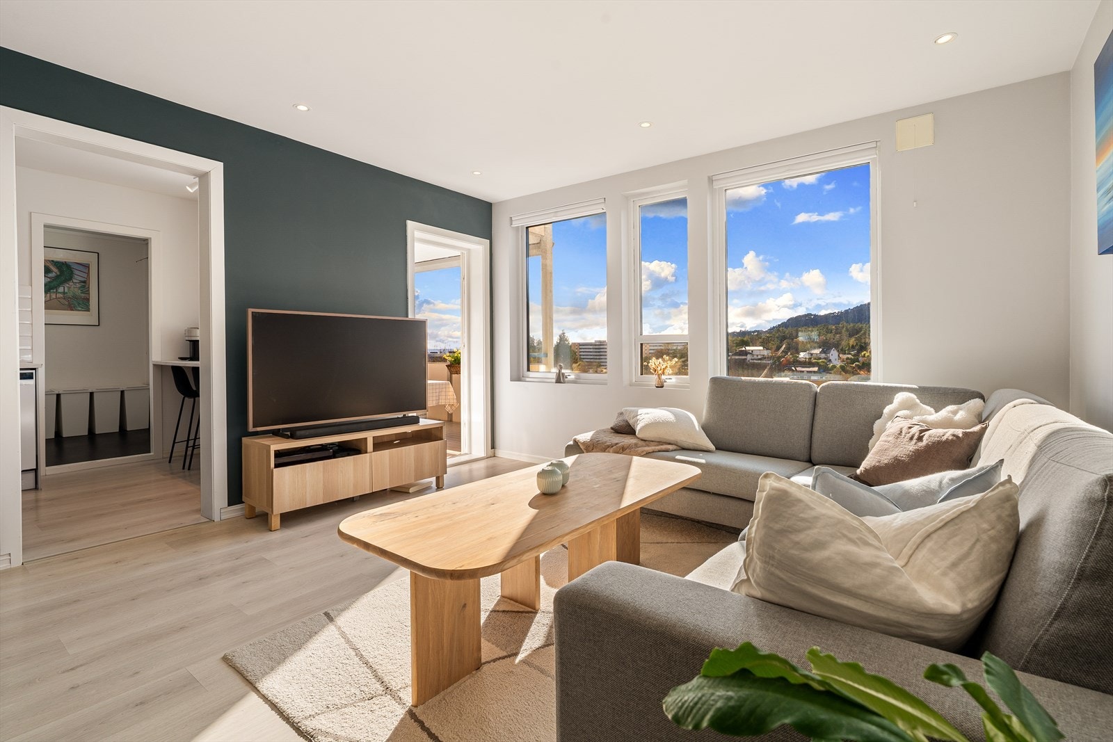 Stuen er på ca. 26,5 m² og fremstår som romslig og lett å møblere. Galleribilde