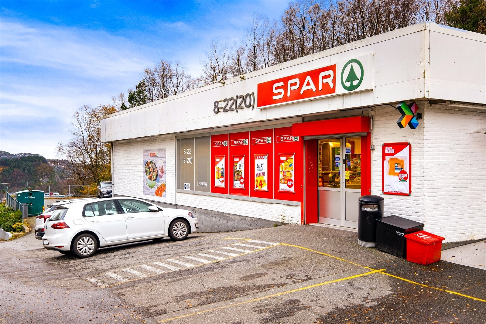 For den daglige handelen ligger Spar Sikthaugen kun 3 minutters gange fra leiligheten, samt har du Rema 1000 Lynghaugparken ca. 13 minutter unna. Galleribilde