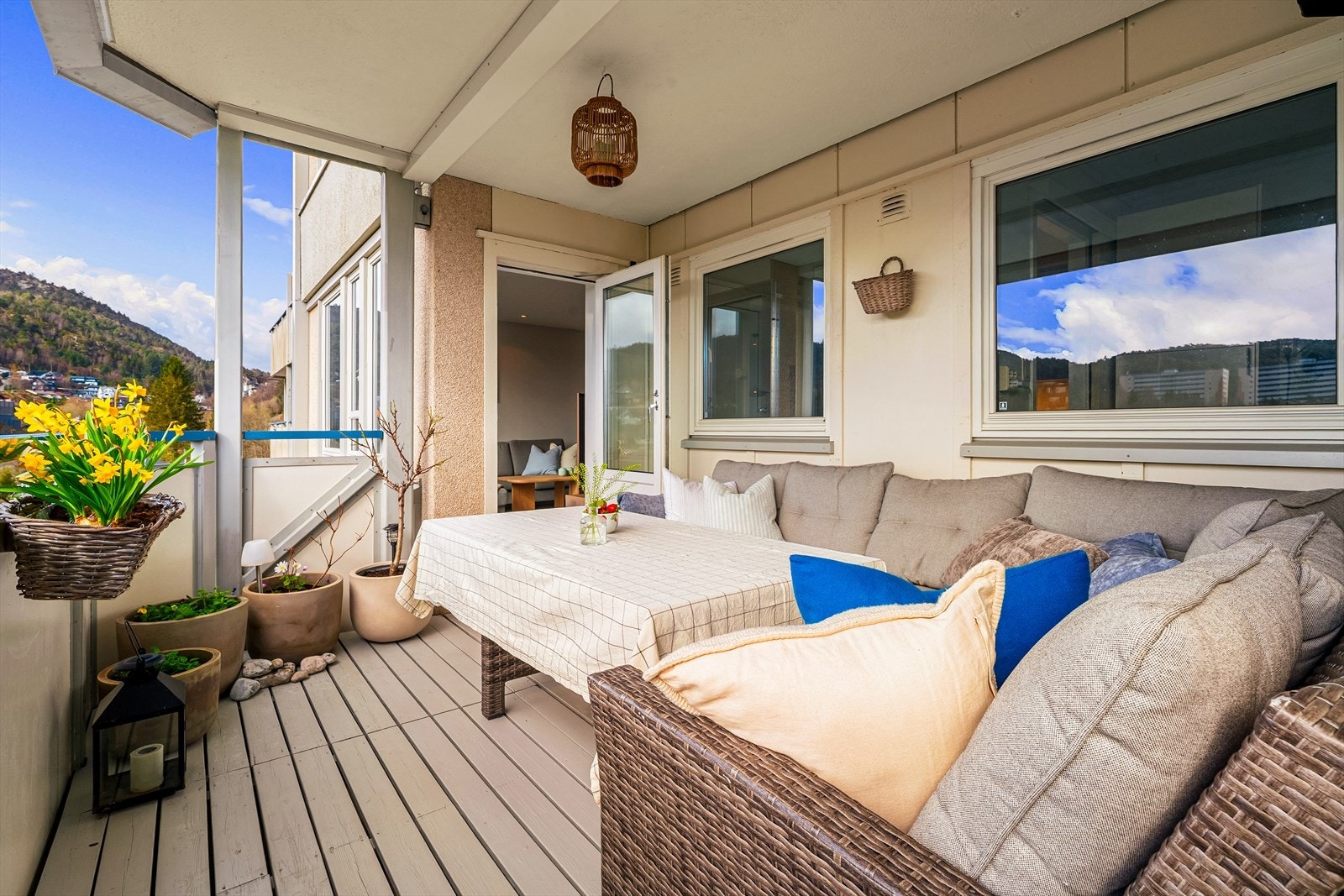 Fra stuen er det utgang til en delvis overbygget terrasse på 13,4 m² inkludert tørkebalkong. Galleribilde