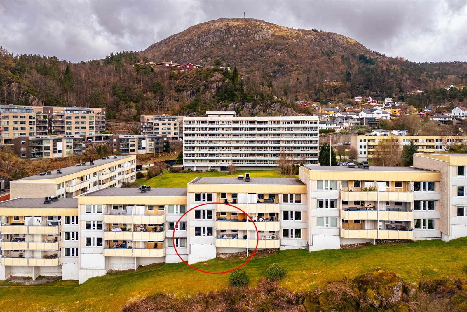 Lagets bygningsmasse består av en (1) høyblokk, og 18 lavblokken med til sammen 178 andeler, et veldrevet borettslag med BOB som forretningsfører. Galleribilde
