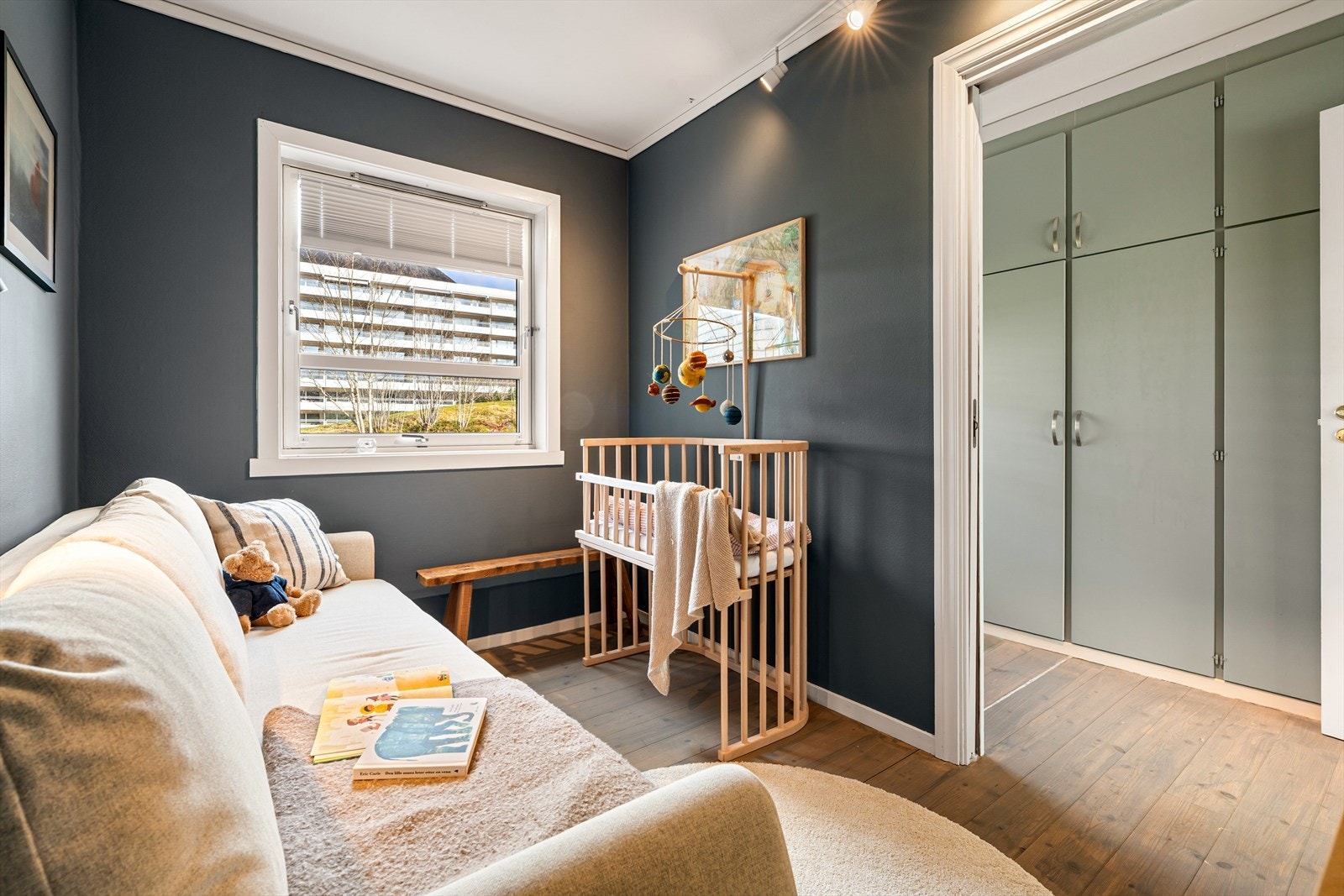 Eget kontor på ca. 5,4 m² gir en praktisk løsning for hjemmekontor eller studier. Galleribilde