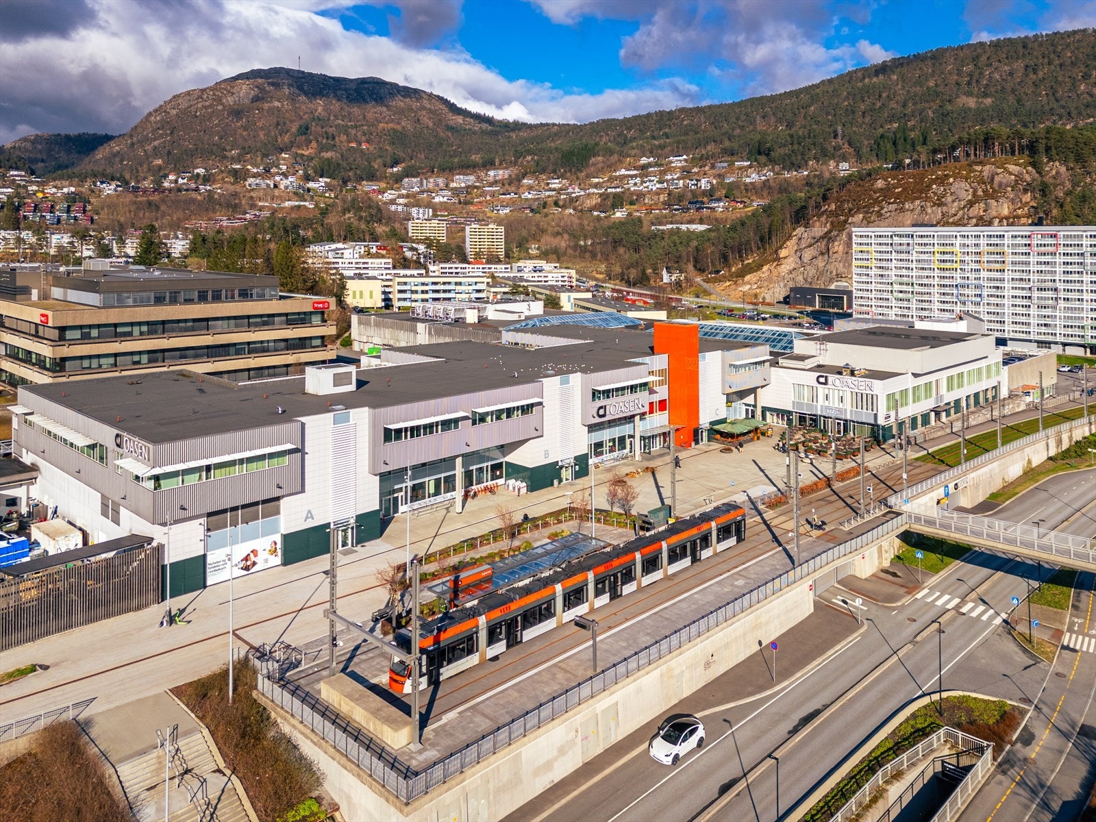 Fra Fyllingsdalen terminal kan en også benytte seg av bybanens linje 2 som tar deg via Haukeland og helt inn til sentrum på kun 16 minutter! Galleribilde