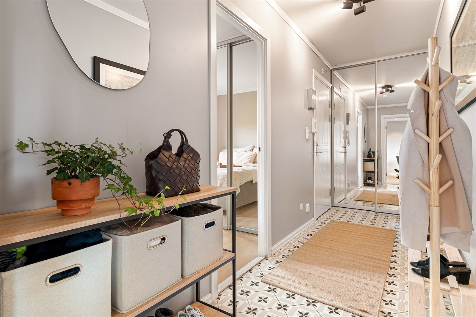 Velkommen inn! Lys og innbydende entré med plass til oppbevaring av sko og yttertøy. Galleribilde