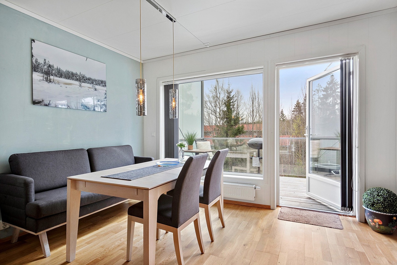 I stuen er det god plass til en stor spisegruppe og sofagruppe Galleribilde