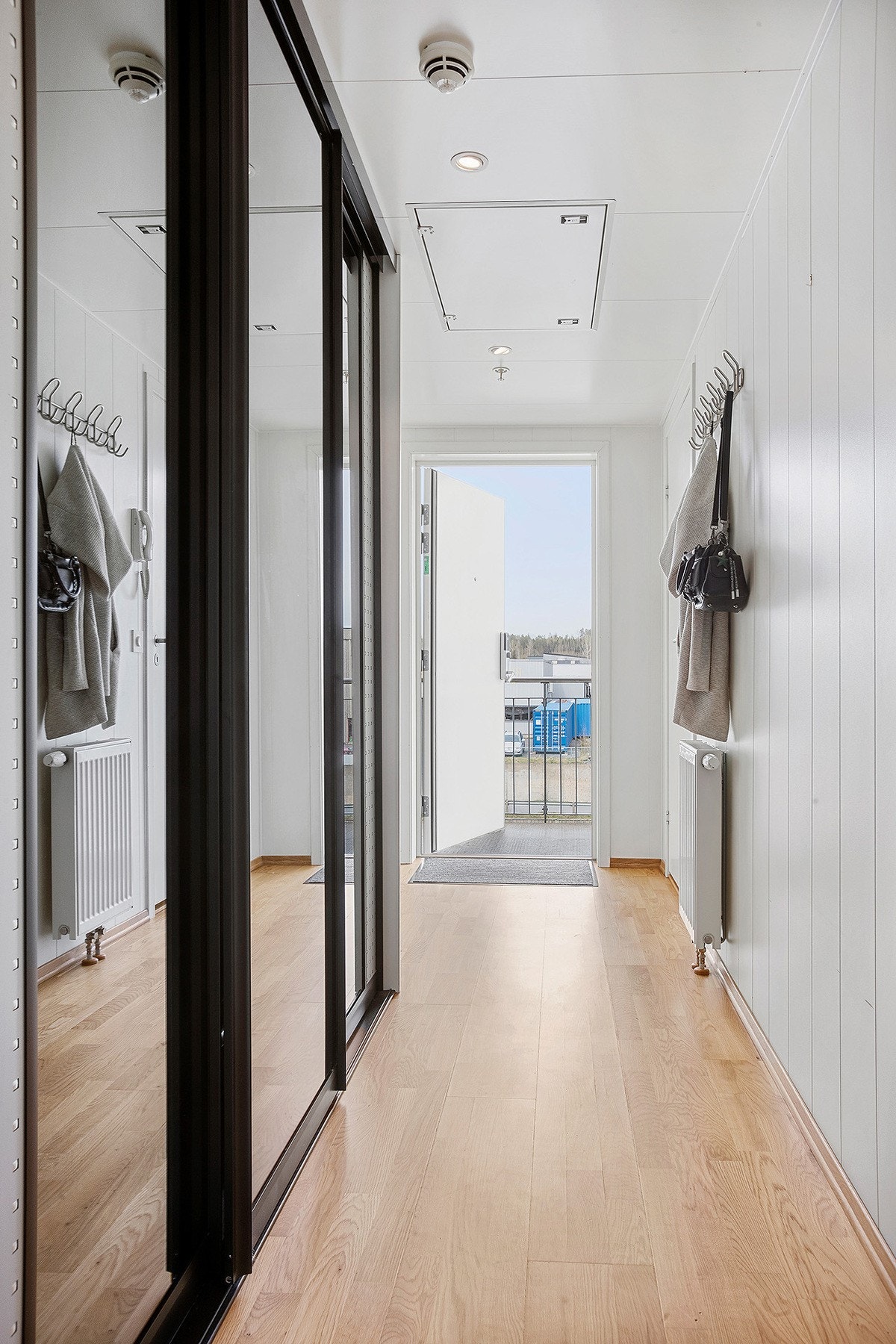 Gang med stor skyvedørsgarderobe Galleribilde