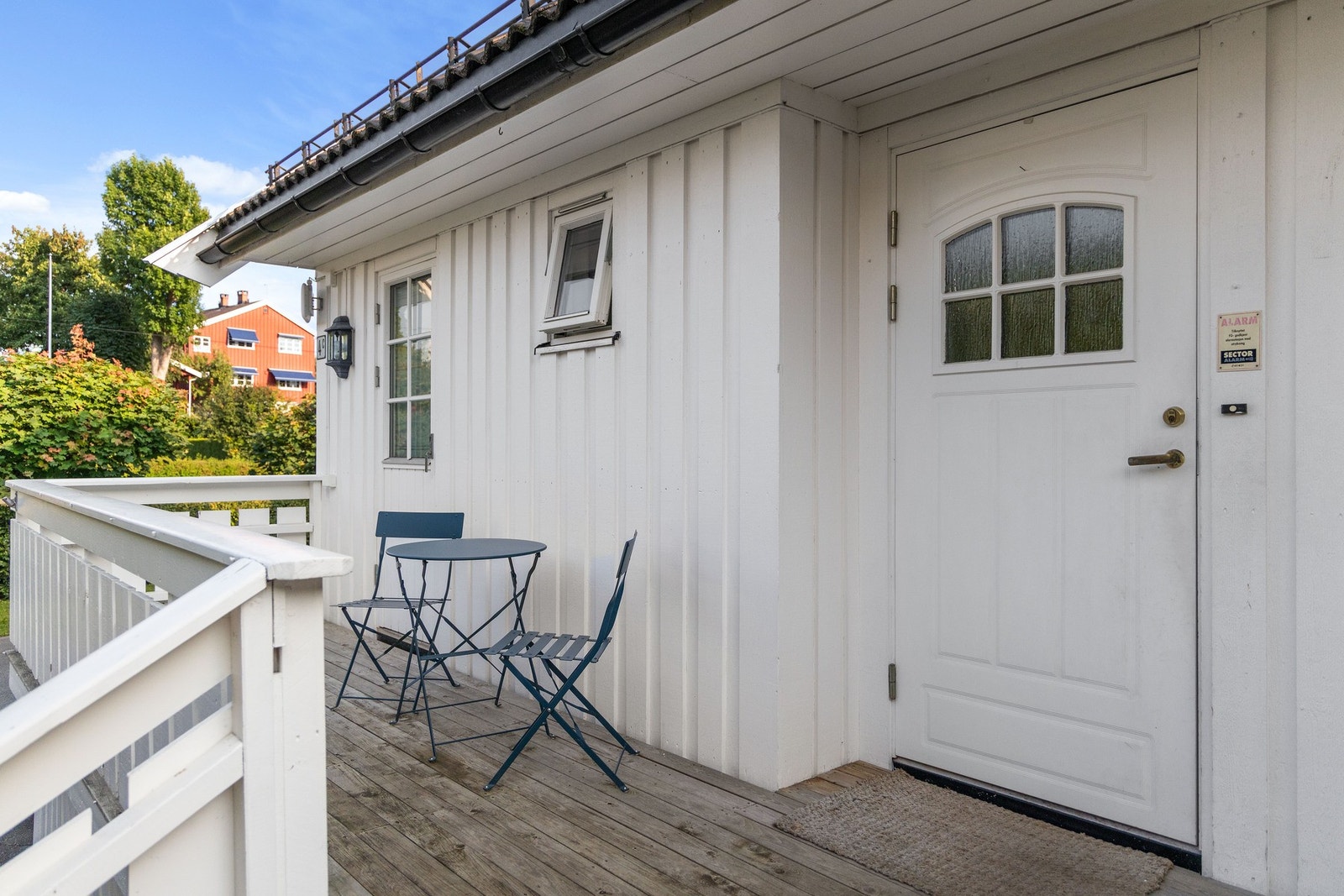 Inngangsparti med hyggelig veranda med plass til sittegruppe. Galleribilde