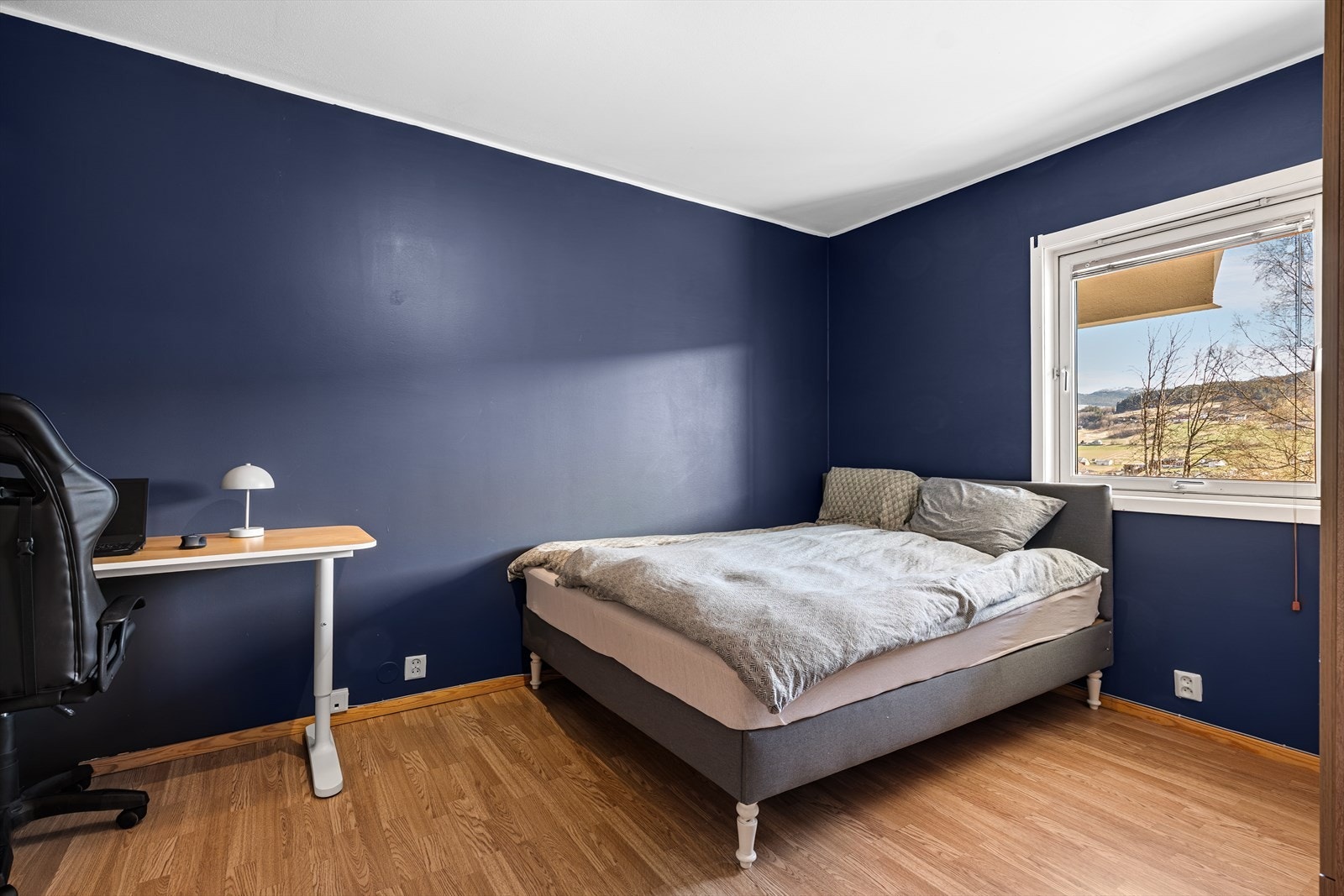 Stort soverom med god plass til seng, garderobe og skrivebord Galleribilde