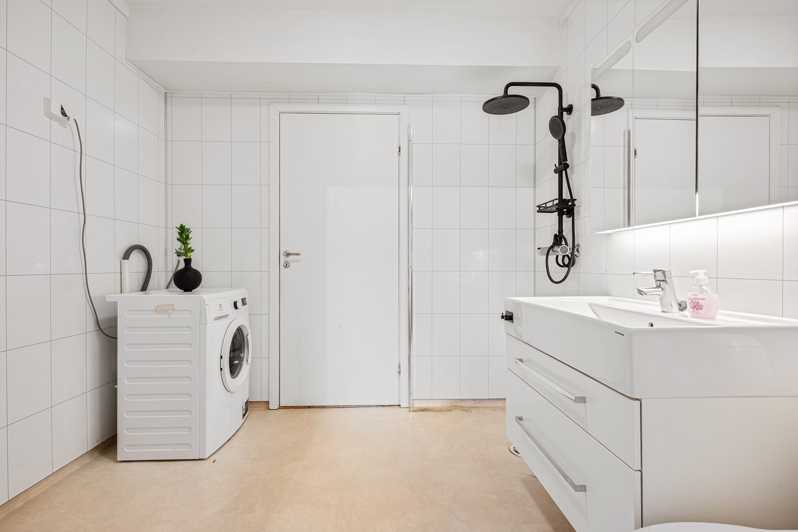 Bad med dusj, toalett, servant og opplegg for vaskemaskin. Selger vil montere nye dusjvegger før visning/overtagelse. Innenfor badet er en stor bod. Galleribilde