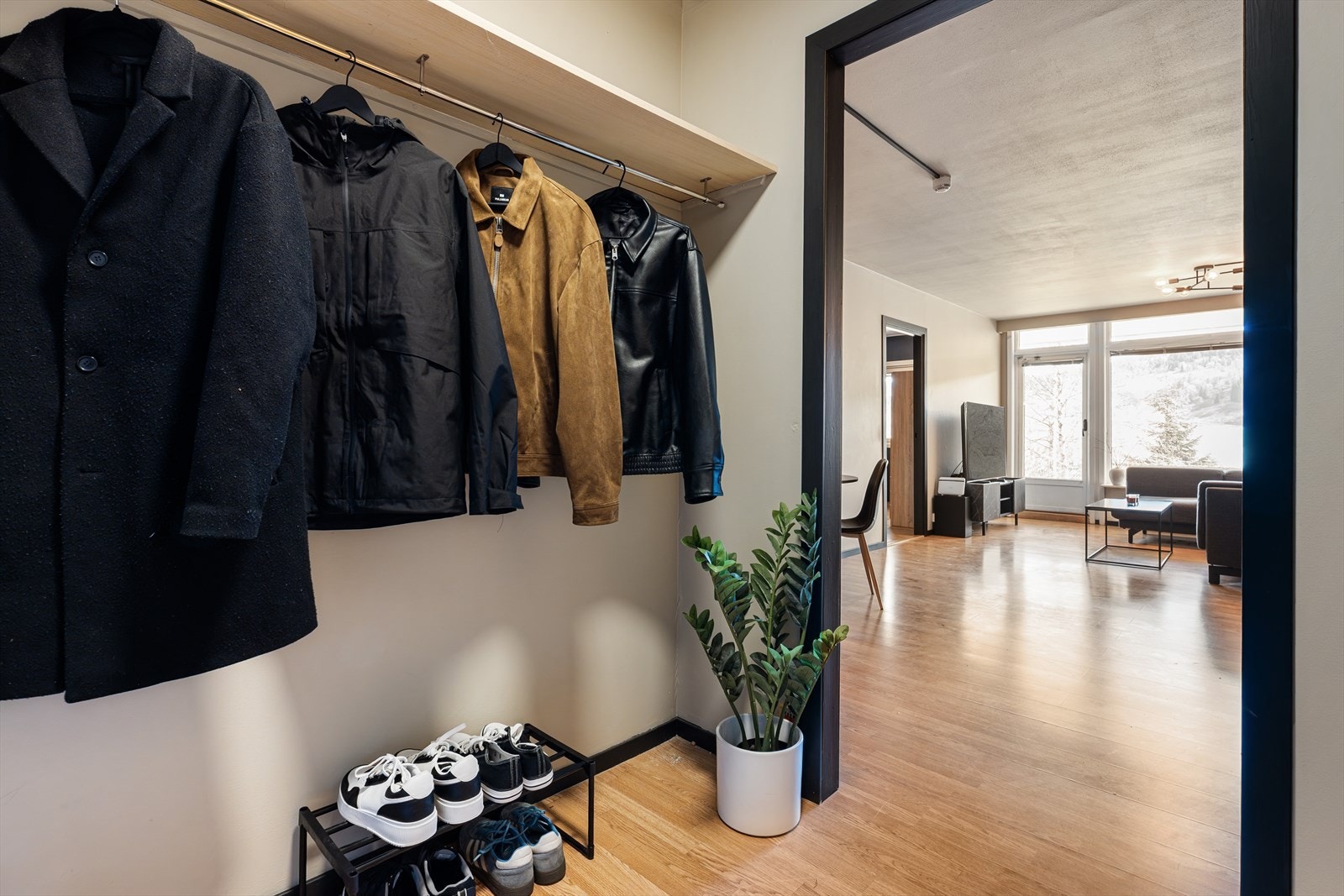 Entre med plass til å henge fra seg yttertøy og mulighet for garderobe løsning etter eget ønske Galleribilde