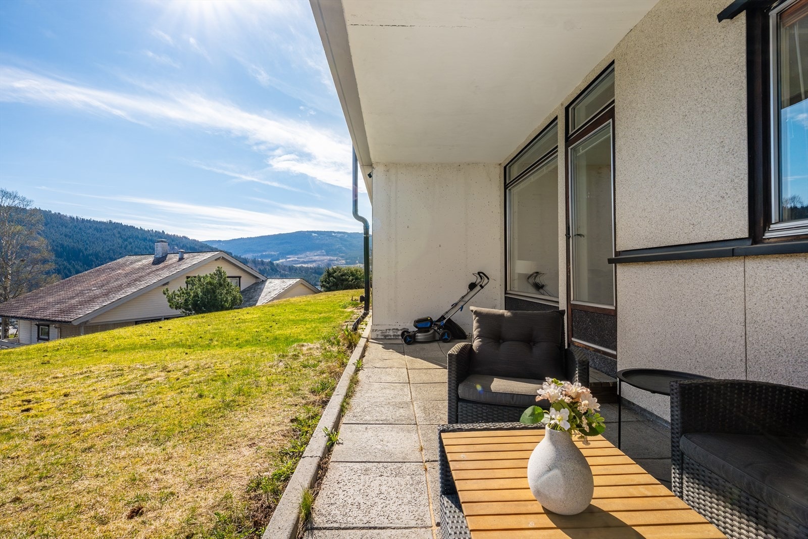 Hyggelig takoverbygd terrasse, selger har også disponert plen/hage fremfor sin terrasse Galleribilde