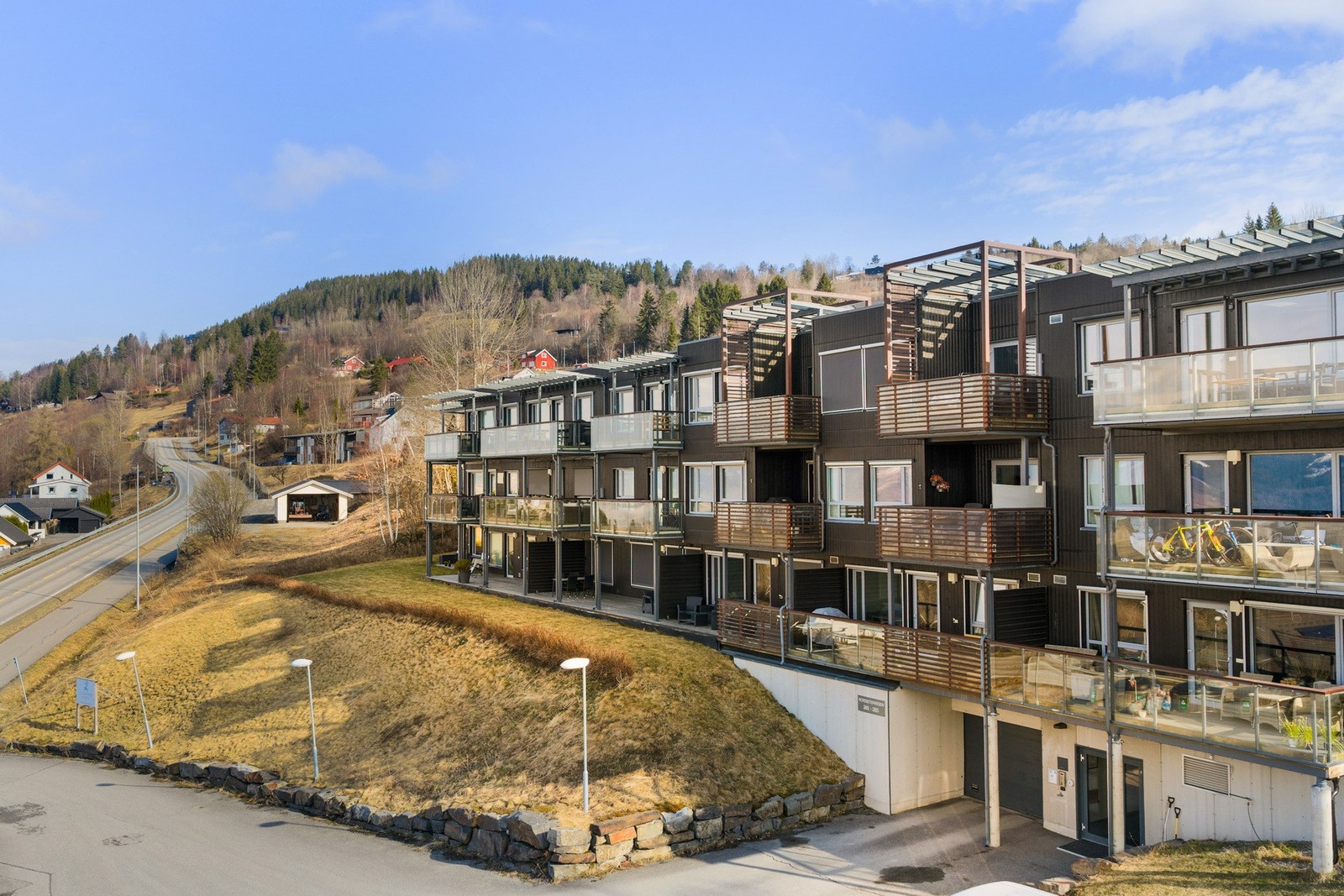Innkjørsel til parkeringskjeller. Galleribilde