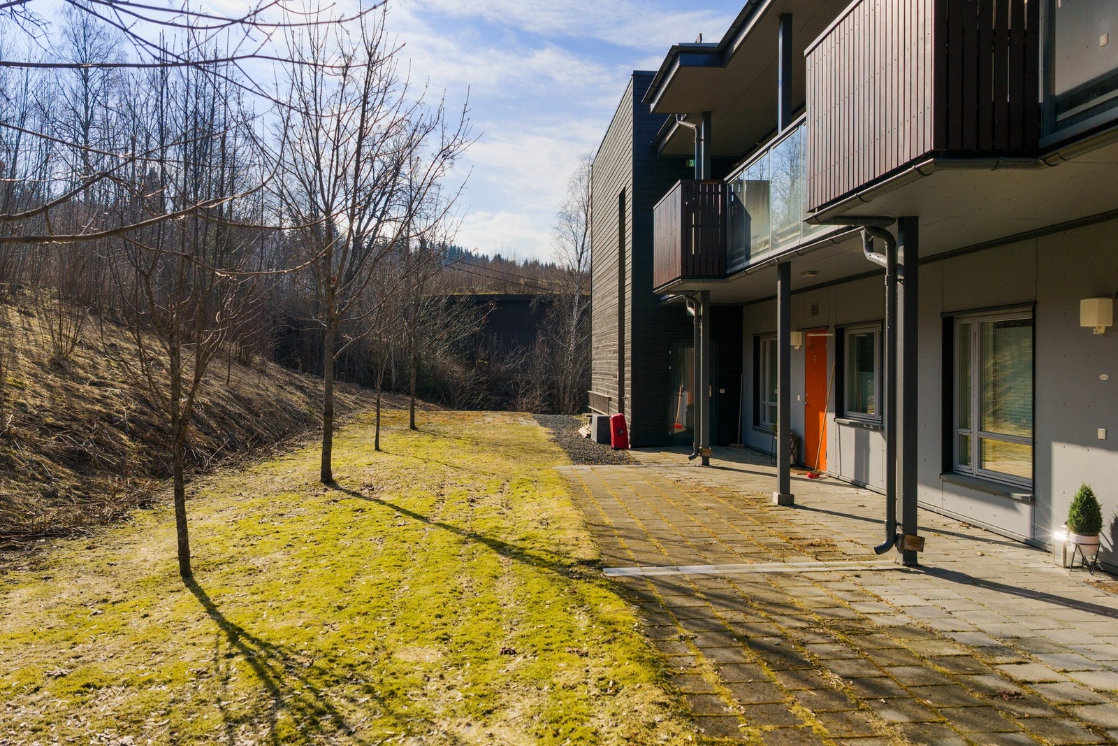 Trappefri adkomst til leiligheten utenfra via et delvis overbygget inngangsparti. Galleribilde