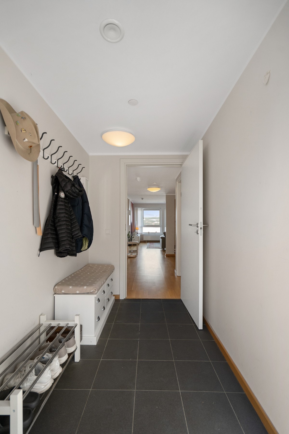 Flislagt entré med god plass til å henge fra seg yttertøyet. Galleribilde