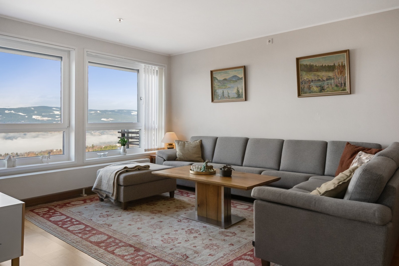 De store vindusflatene slipper inn rikelig med lys og den flotte utsikten kan nytes fra sofakroken. Galleribilde
