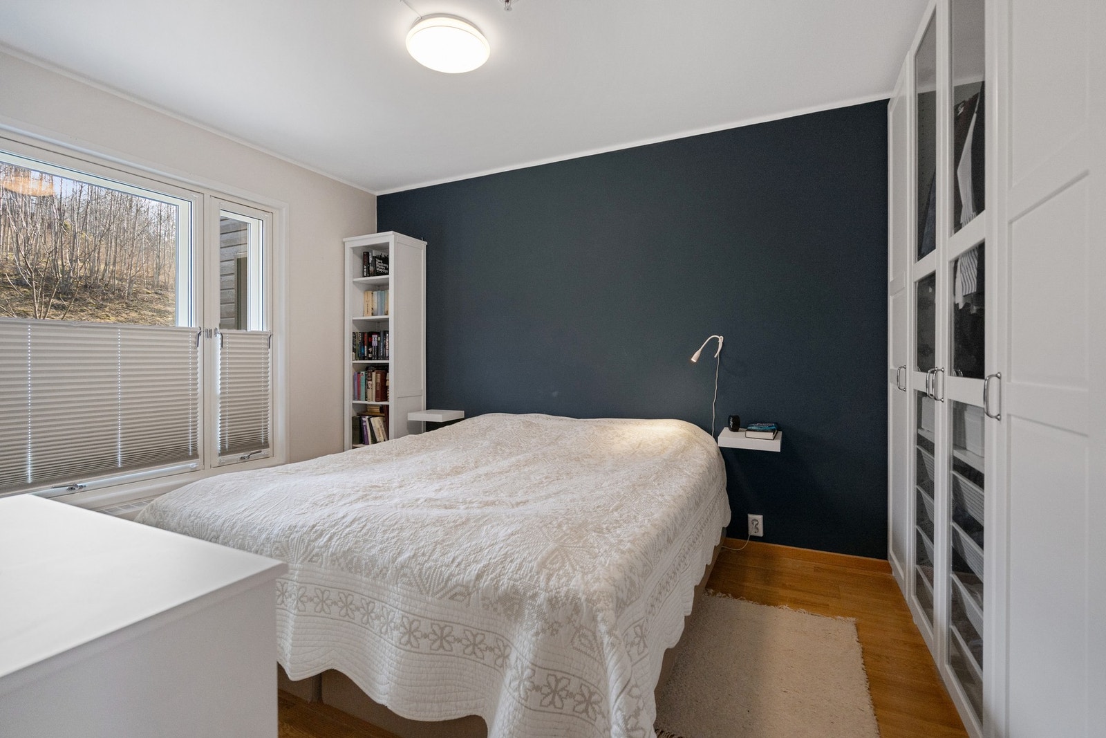 Det er to soverom i leiligheten. Hovedsoverom med god plass til dobbeltseng og tilhørende møbler. Galleribilde