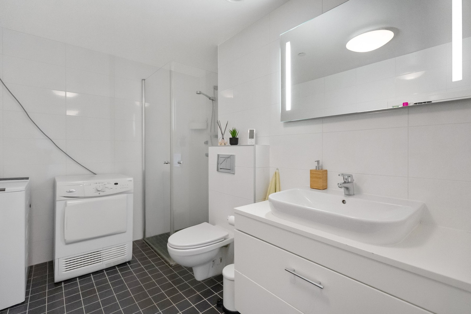 Opplegg for vaskemaskin på badet. Galleribilde
