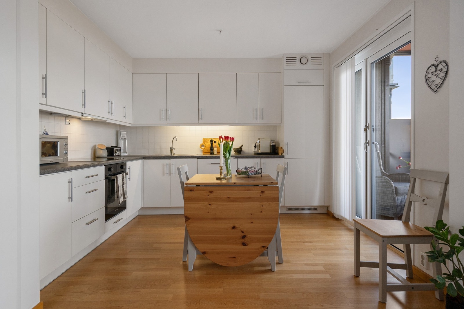 Det er god plass til spisebord på kjøkkenet, med en hyggelig plassering nær vindu og utgang til balkong. Galleribilde