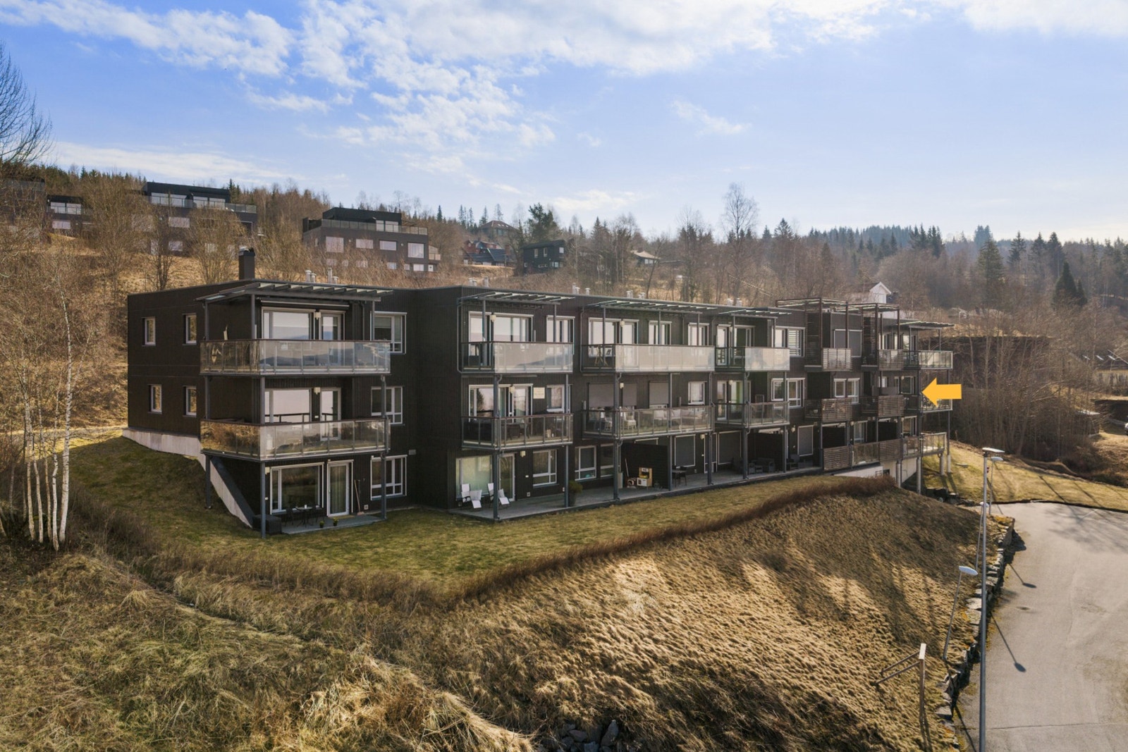 Det er også trygge gangforbindelser til sentrum via gangvei som går på nedsiden av eiendommen og videre helt opp til innkjøringen ved Kanten-vegen. Galleribilde