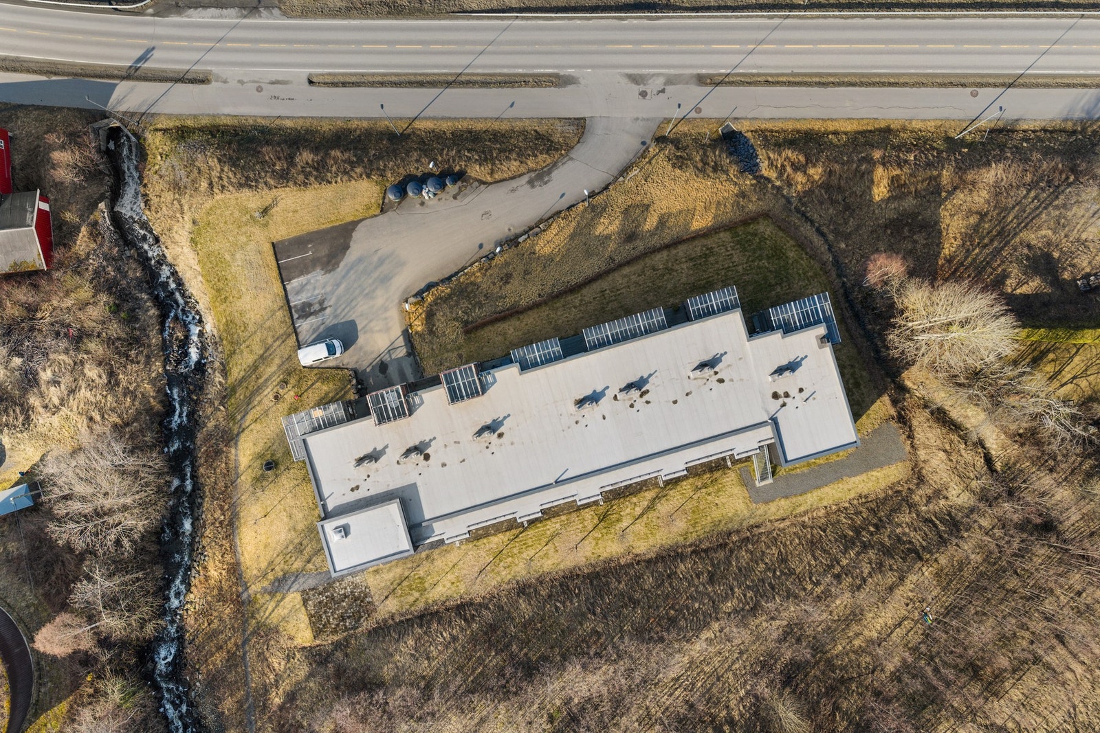 Det er busstopp i umiddelbar nærhet med hyppige avganger både til sentrum og videre mot Nordseter. Galleribilde