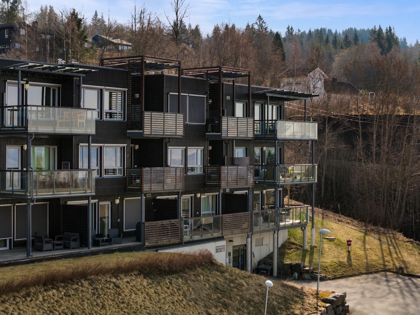 Sameiet består av 22 seksjoner, hvorav 19 boligseksjoner og 3 næringsseksjoner i form av garasjeplasser. Galleribilde