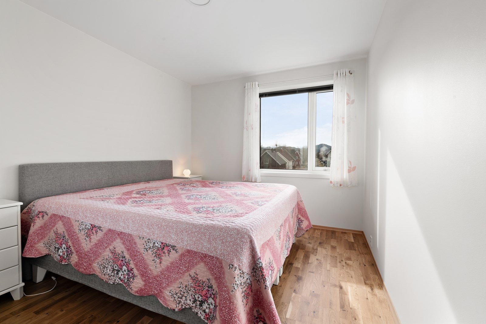 Soverom 1 av 3 Fotograf: Maren Terese Forsbakk Galleribilde