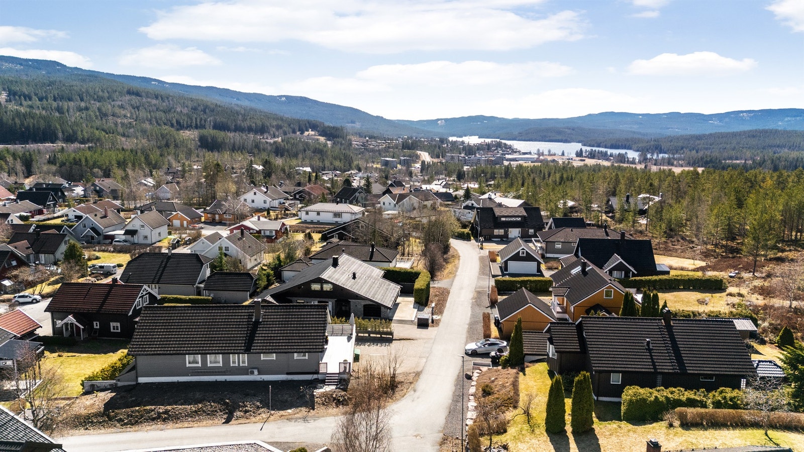 Beliggenheten er attraktiv for barnefamilier, med kort vei til dagligvarebutikker, skole og barnehager. Galleribilde